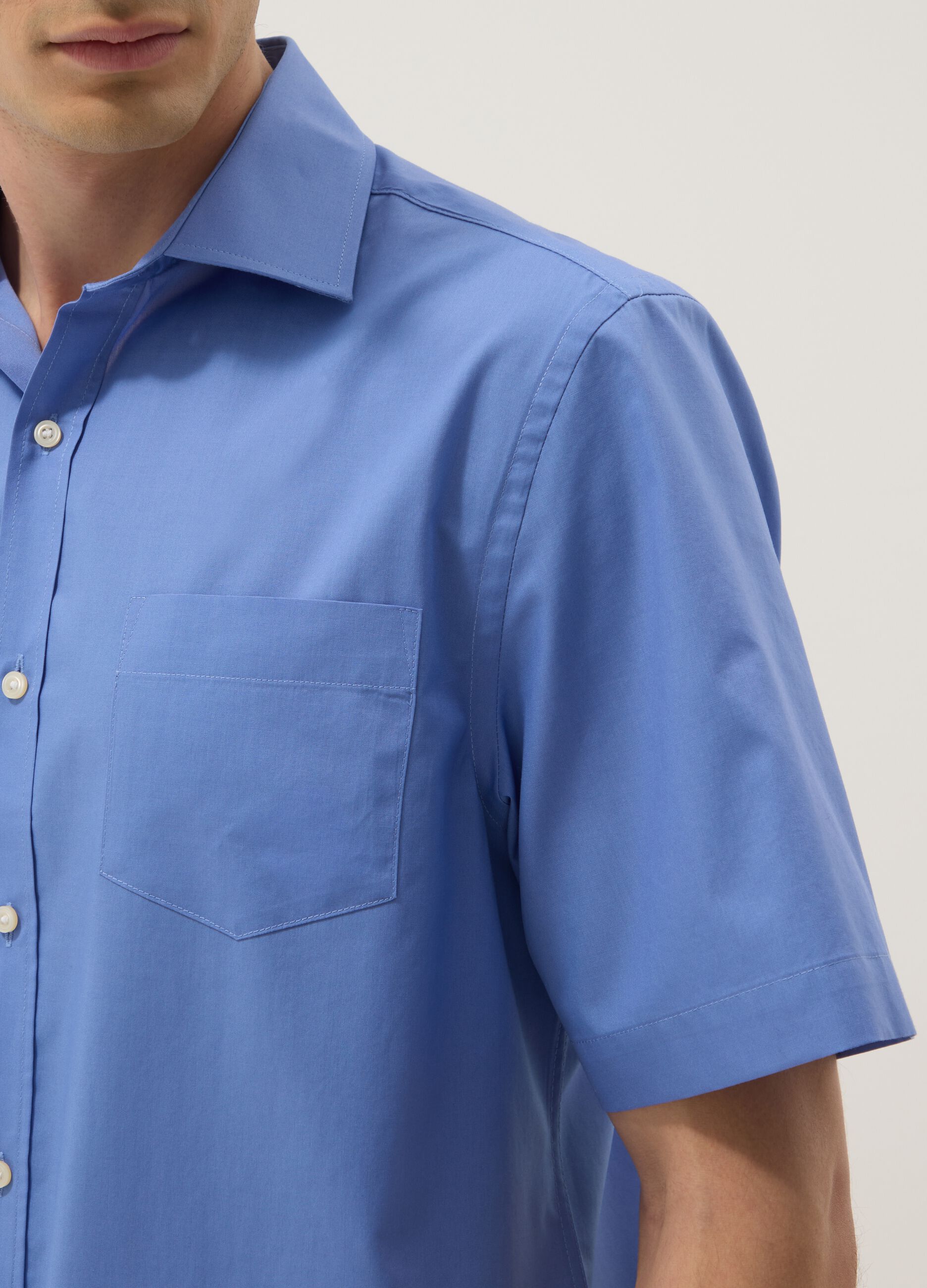 Light blue short-sleeved shirt with classic collar