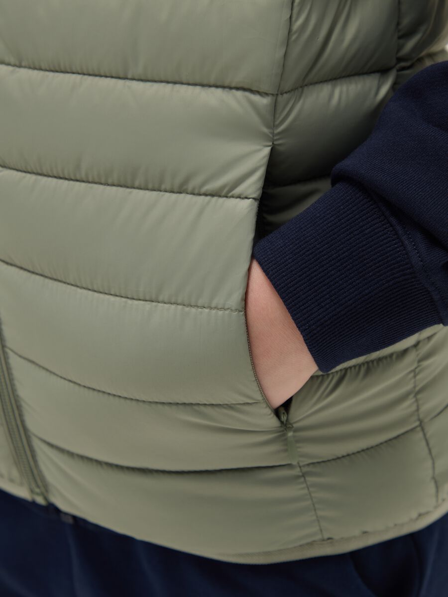 Gilet imbottito verde da ragazzo regular fit con cappuccio_2