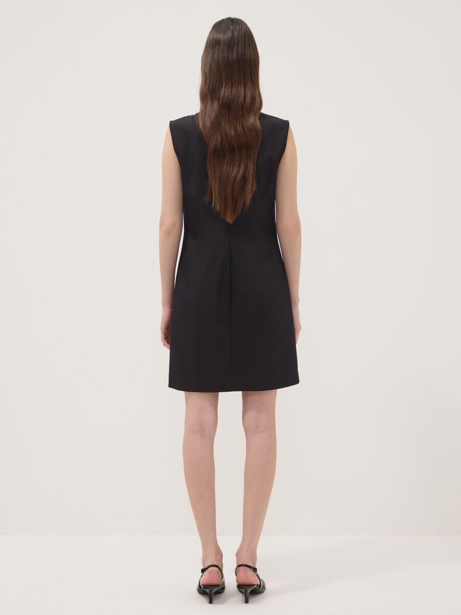 Abito smanicato nero in cotone elasticizzato con girocollo fitted_3