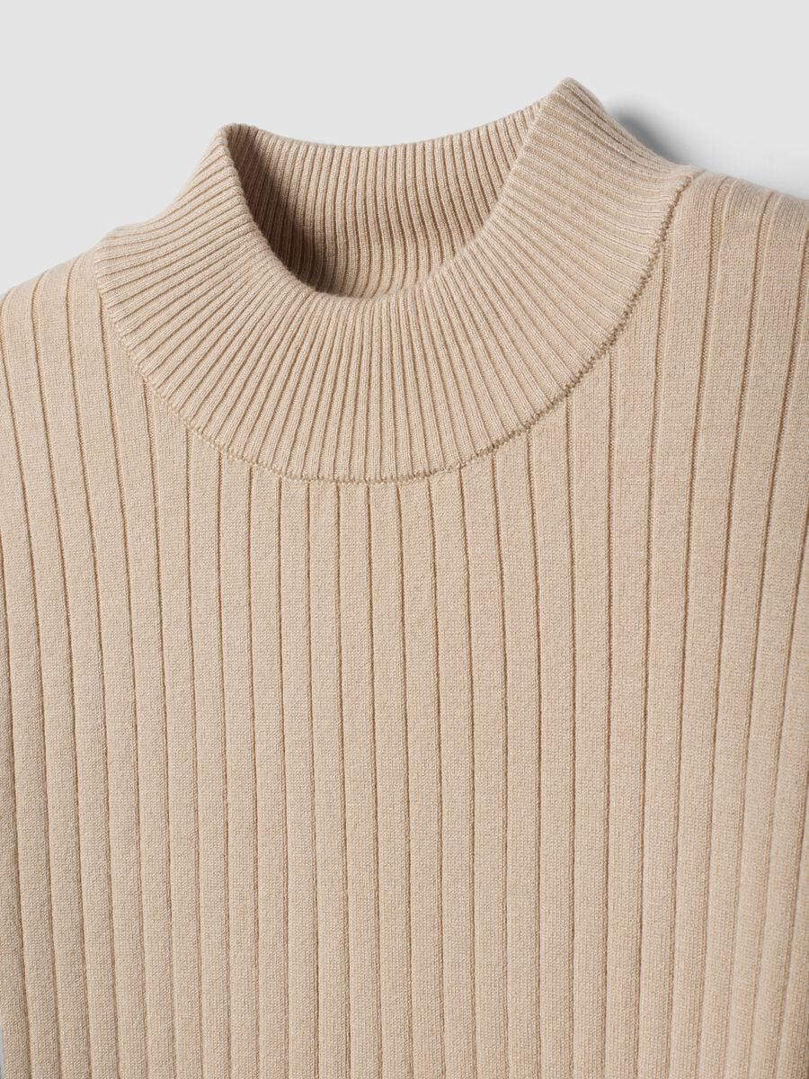 Maglia beige in misto viscosa a coste con collo rialzato_5