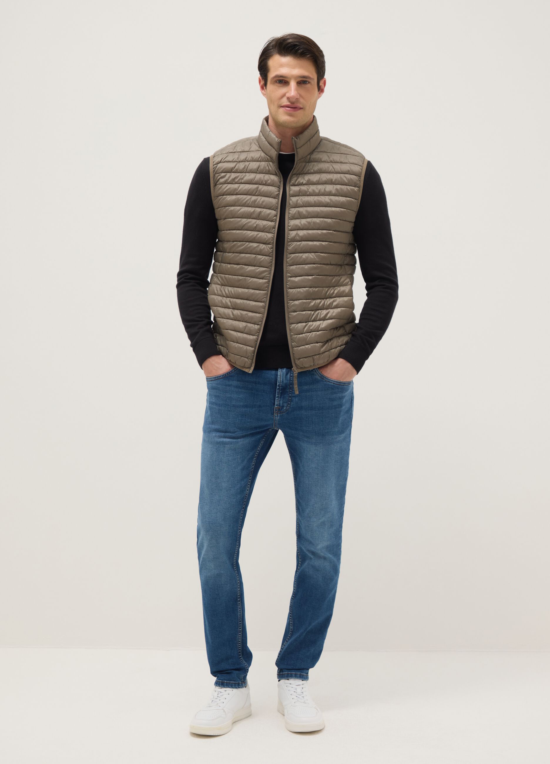 Brown ultra-lightweight regular fit gilet without hood