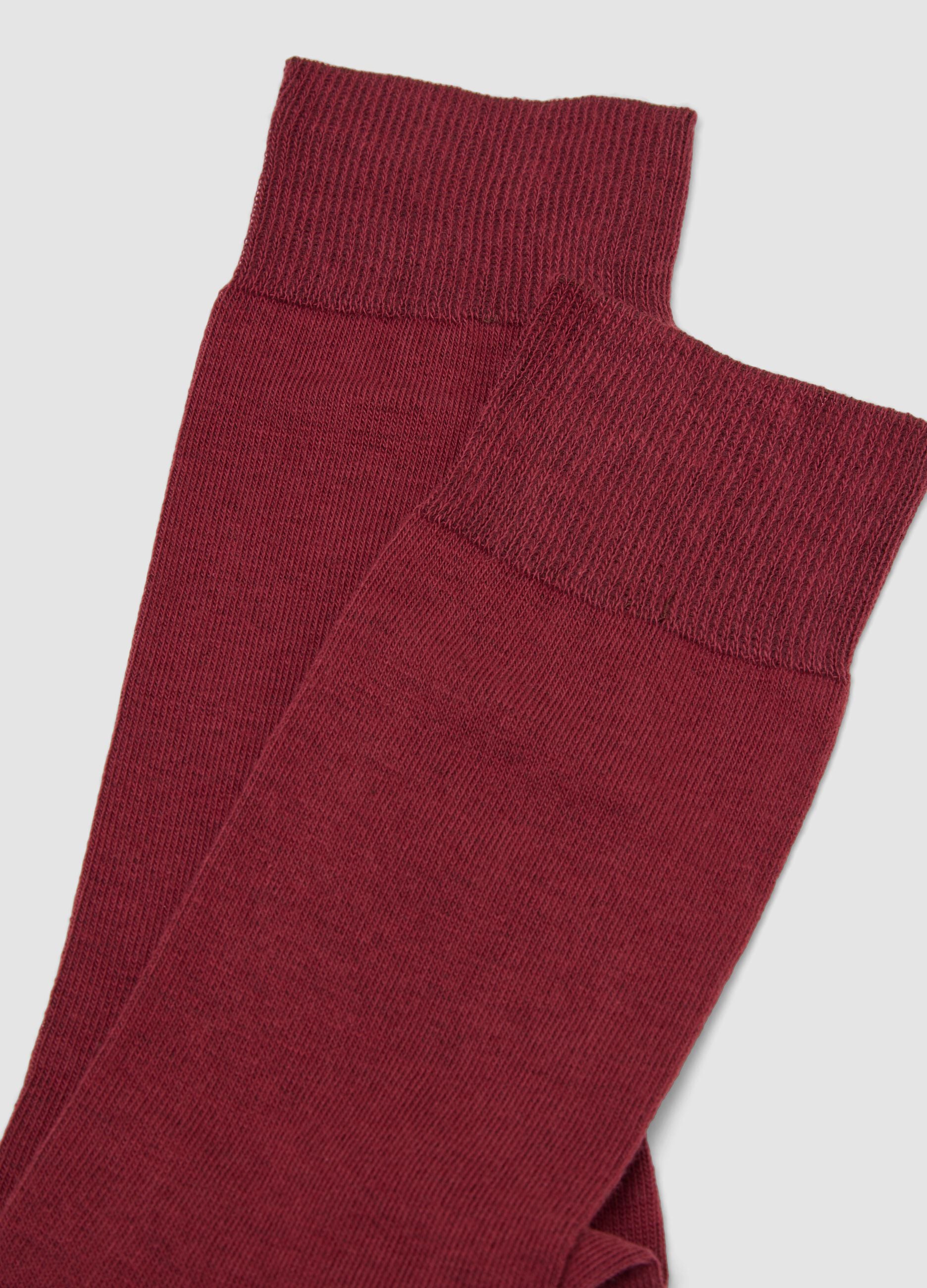 2-pack of short burgundy red and black socks in a cotton and cashmere blend
