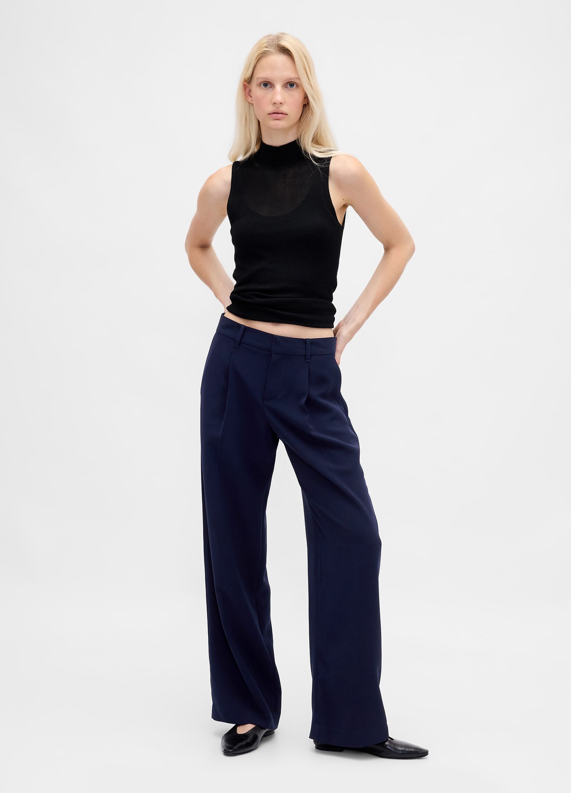 Wide-leg blue trousers in stretchy fabric