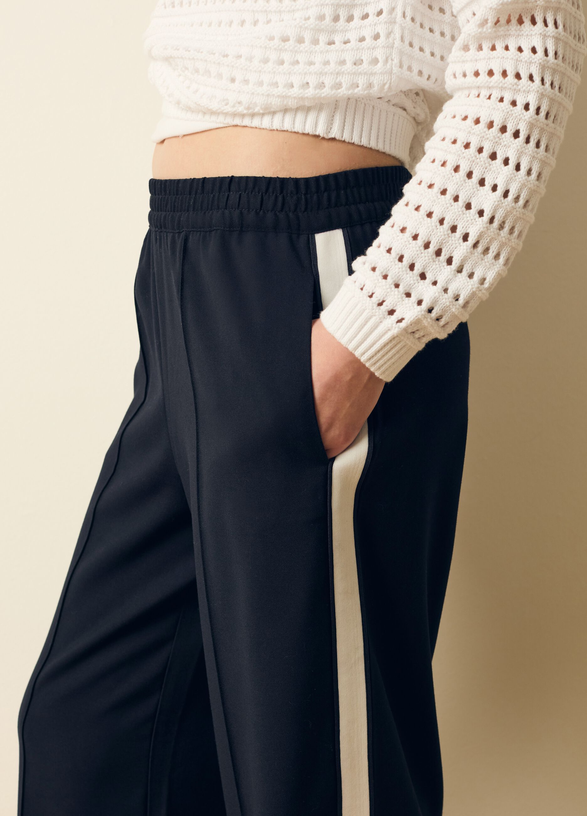 Pantaloni pull-on con bande a contrasto 