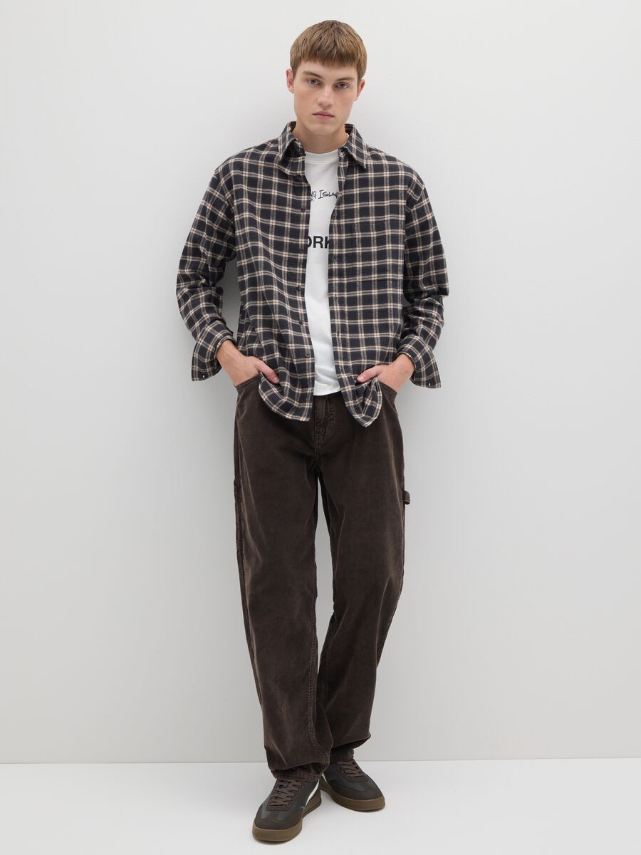 Camicia nera in flanella con motivo a quadri_2