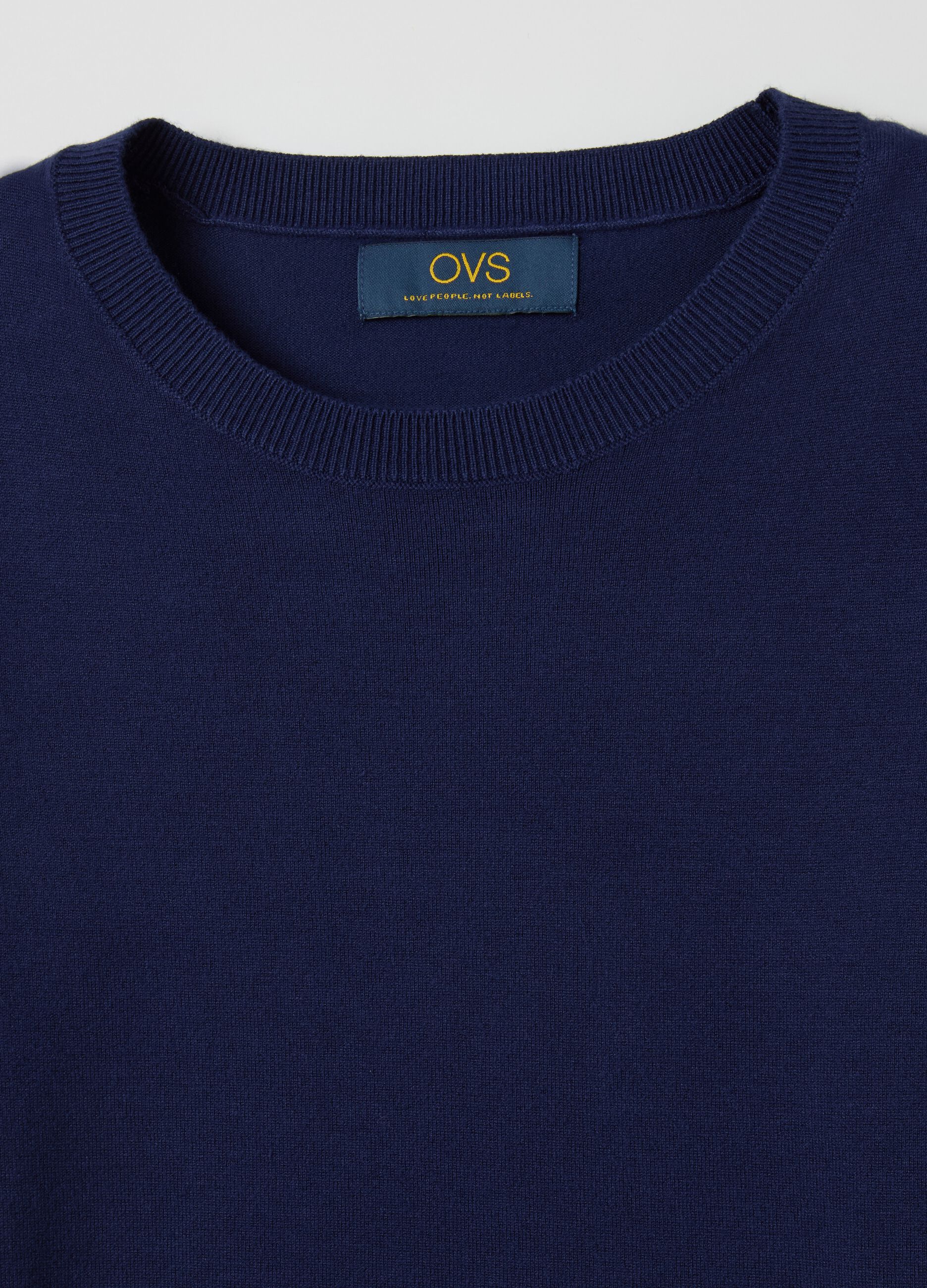Top with round neck and long sleeves