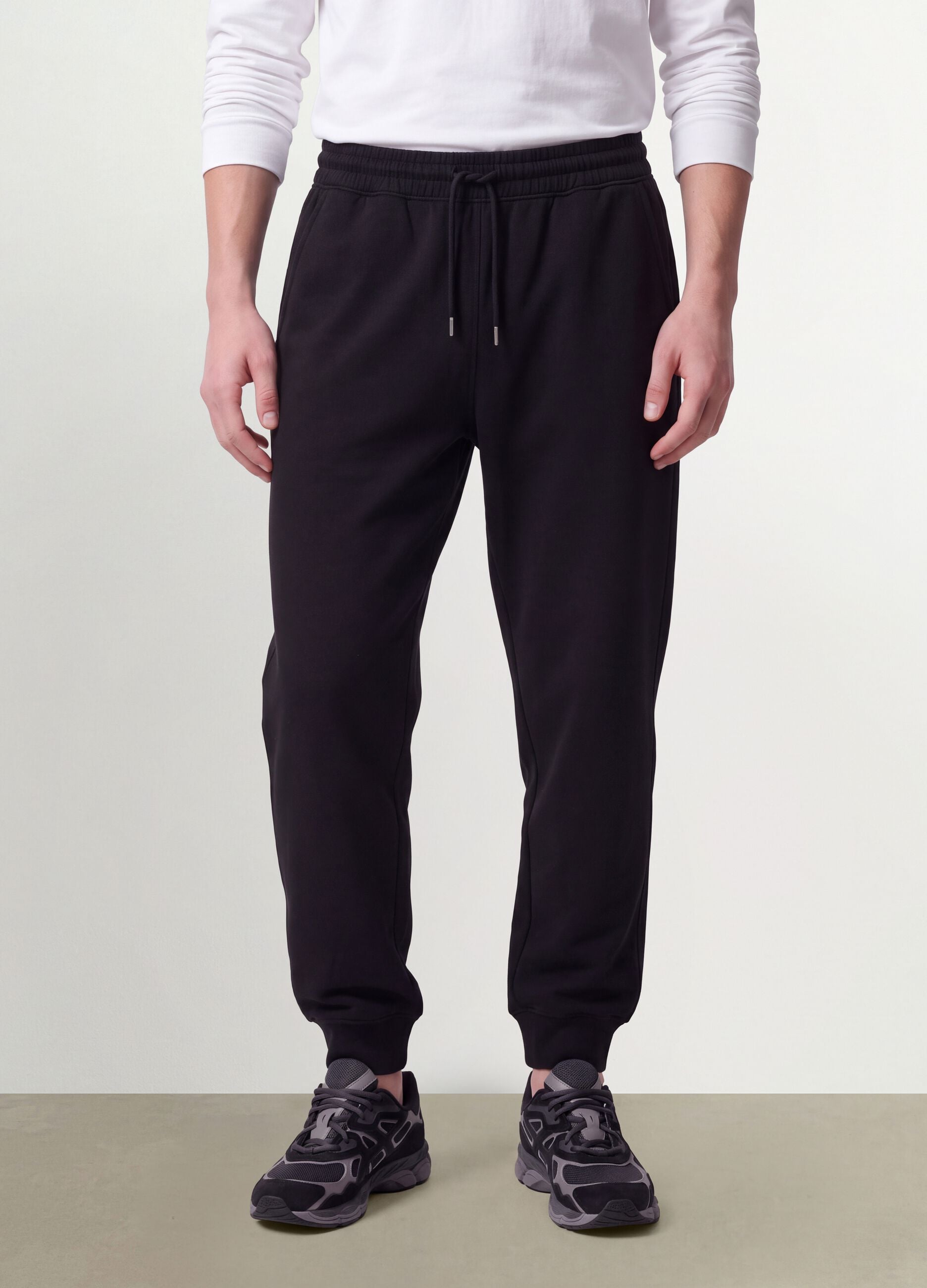 Jogger neri in misto cotone con fondo a polsino e coulisse