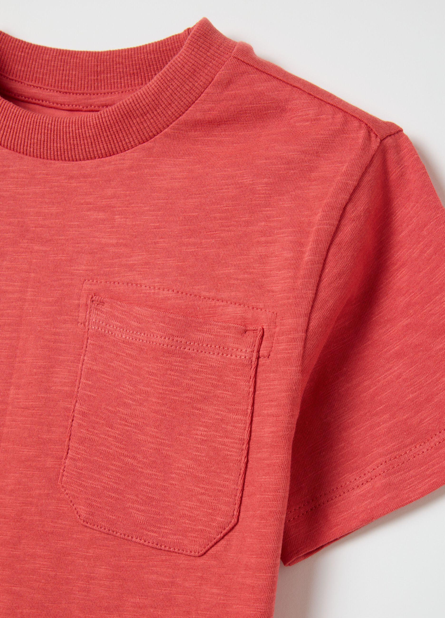 Red T-shirt in organic cotton with pocket