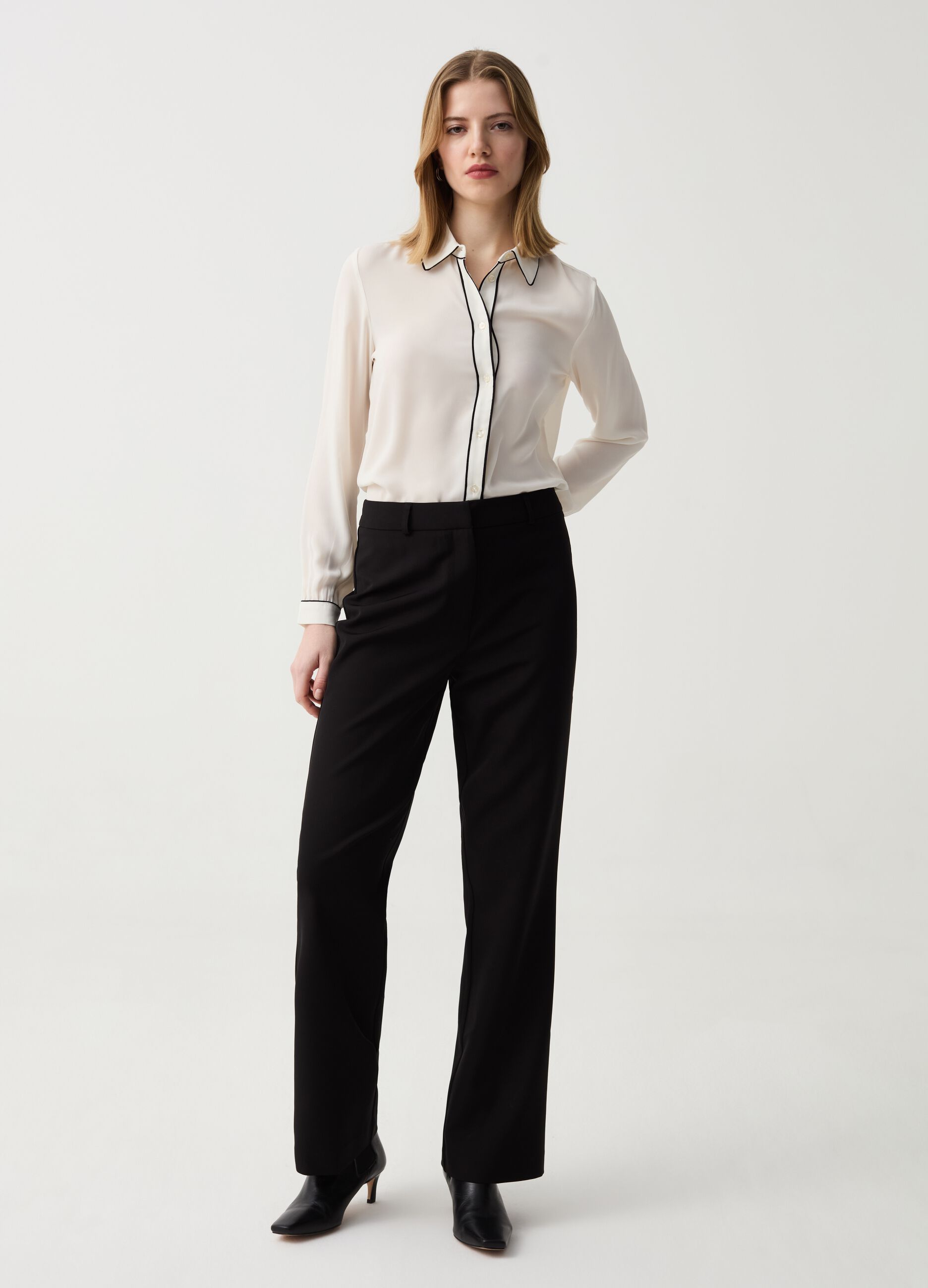 Pantalone flare fit stretch