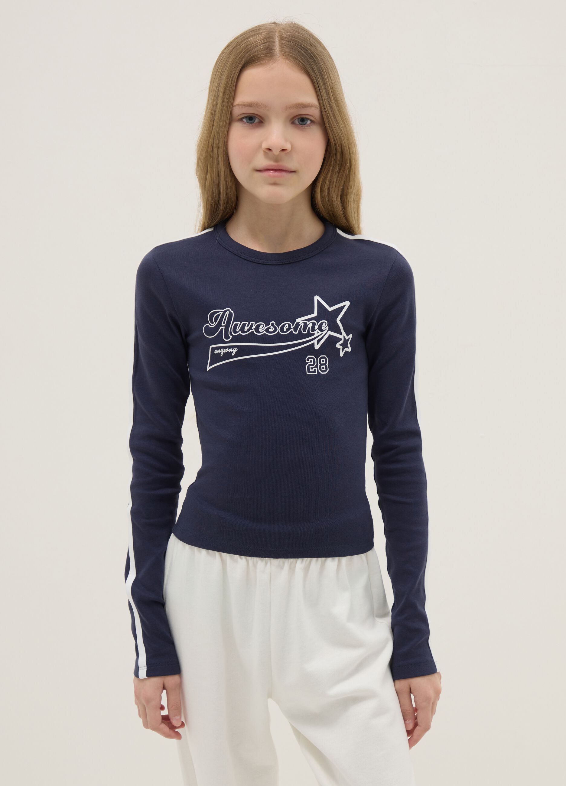 T-shirt in cotone elasticizzato blu da ragazza slim fit con stelle