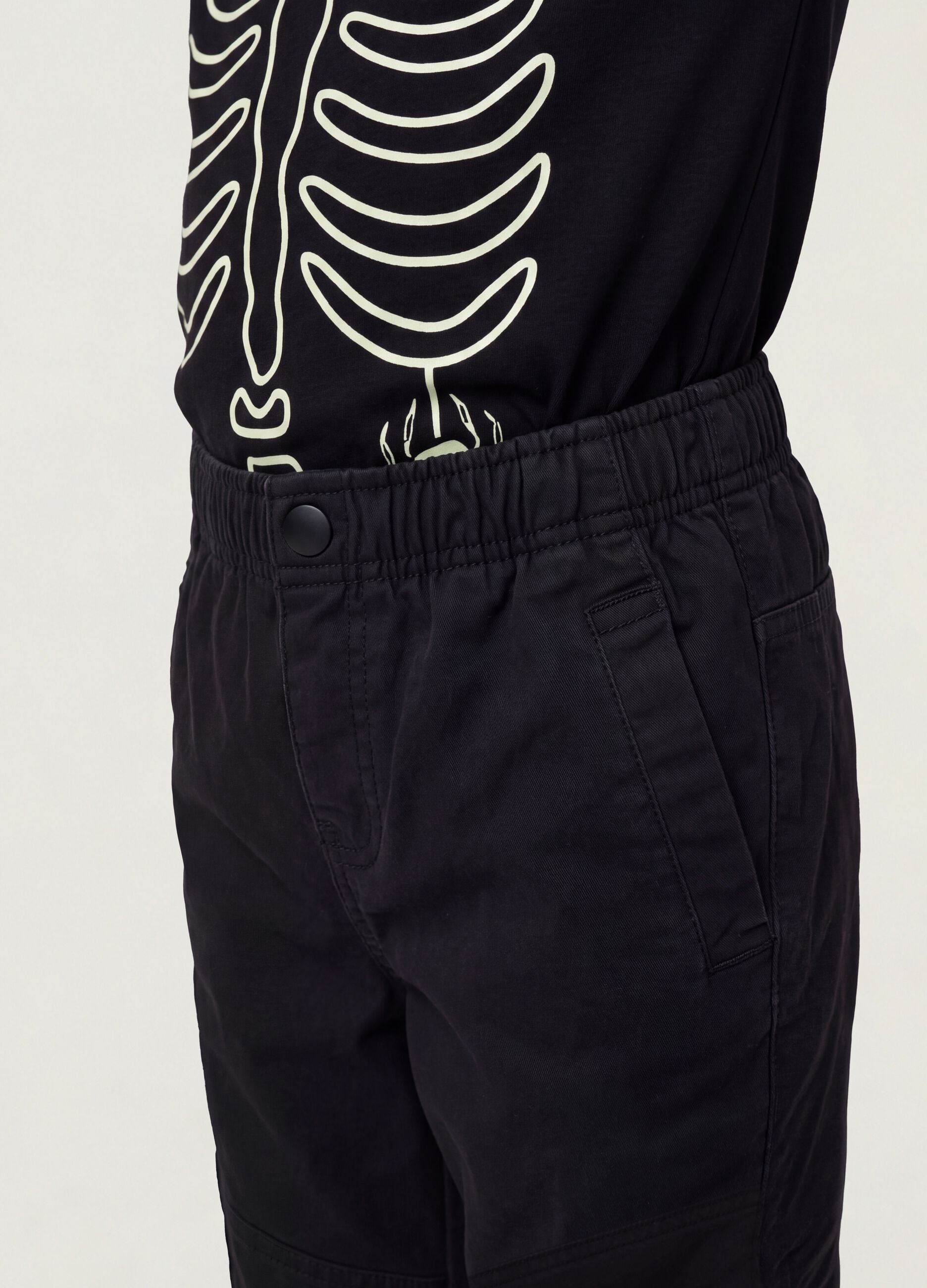 Pantaloni neri in cotone elasticizzato con fondo elasticizzato per bambino