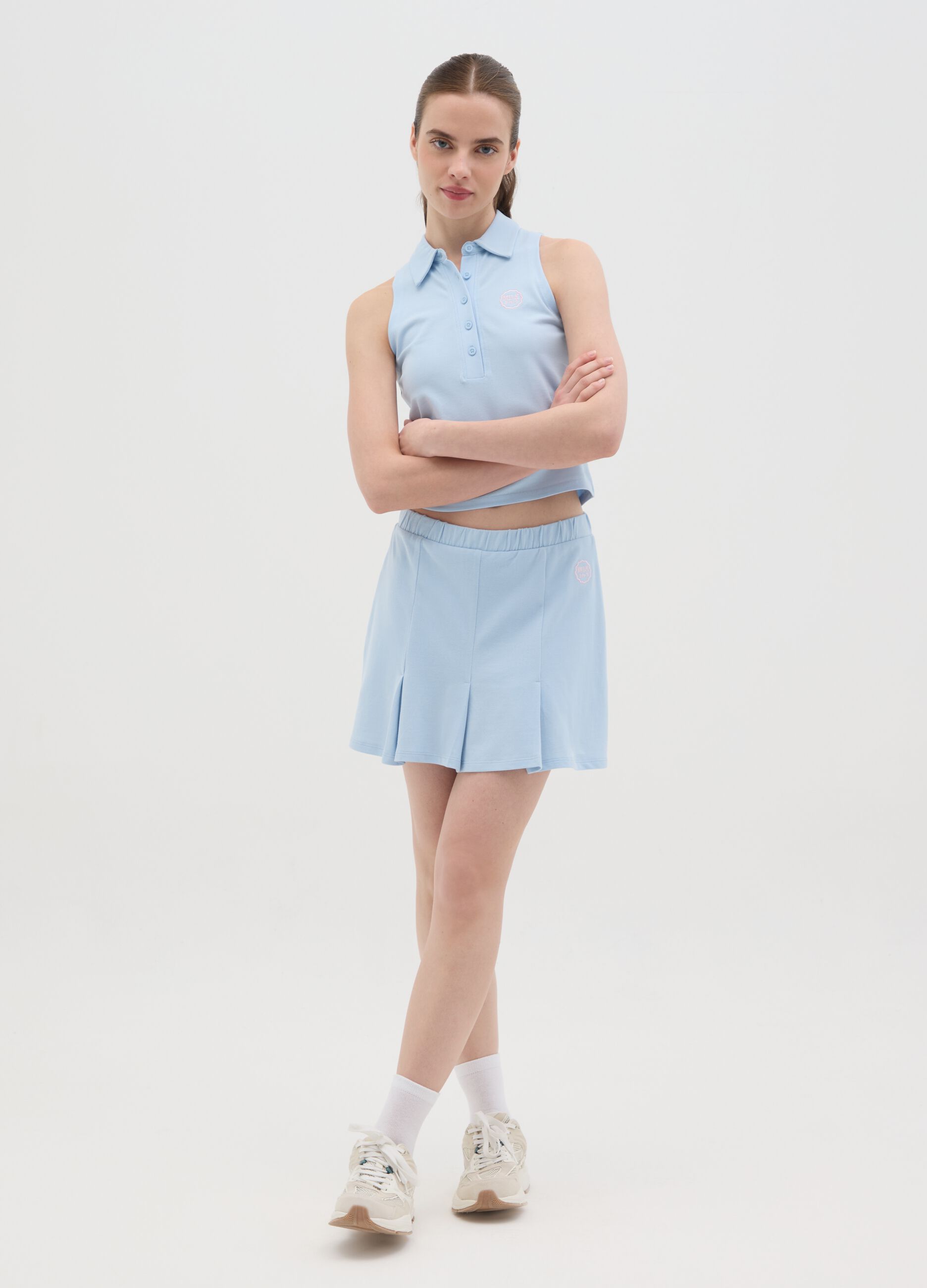 Gonna corta da donna in puro cotone azzurra regular fit con pieghe