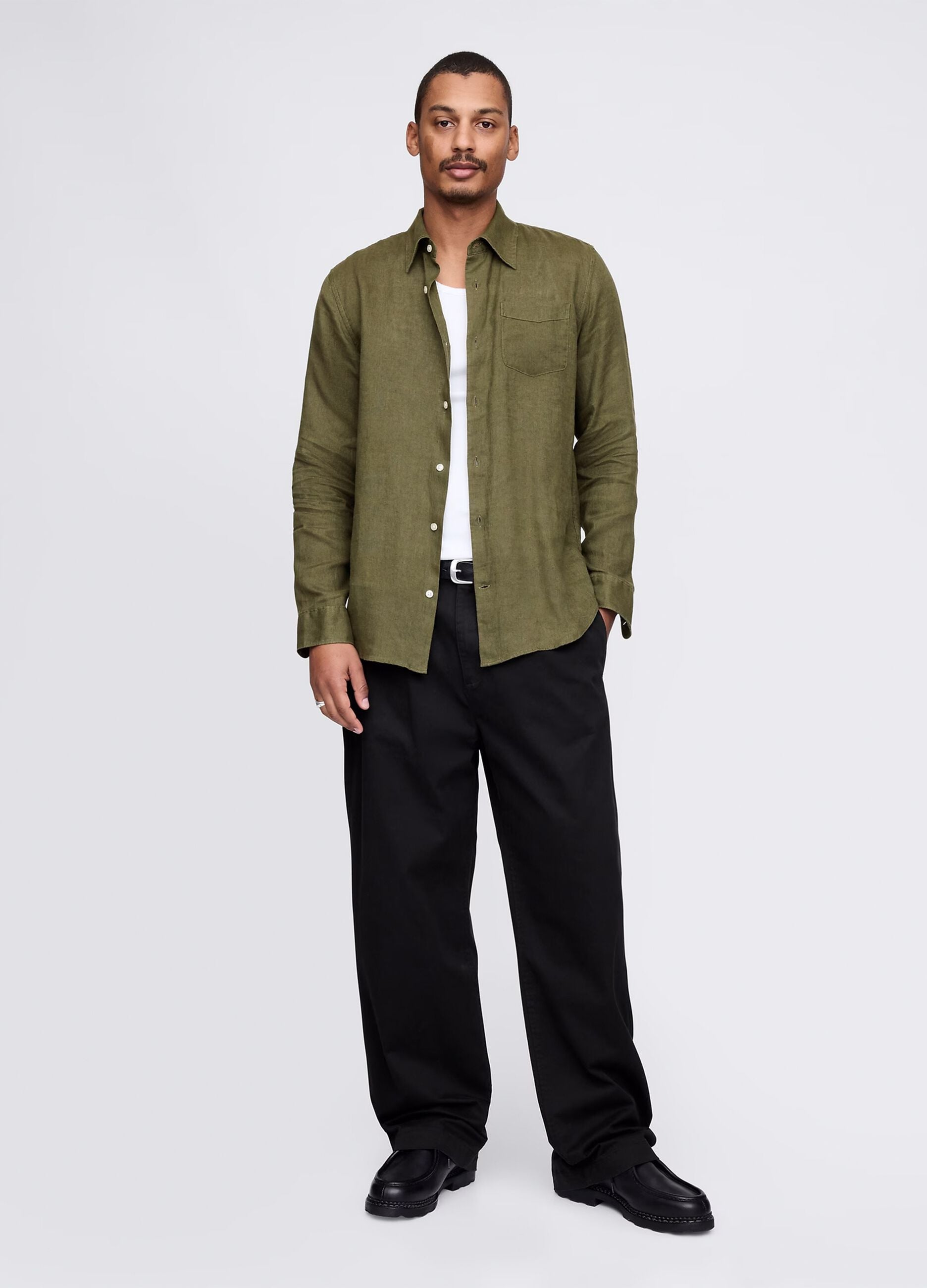 Green shirt with long sleeves in linen