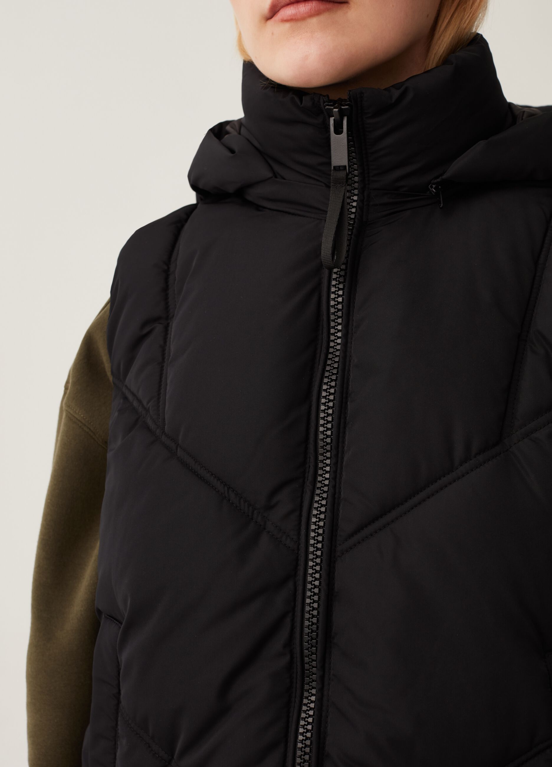 Gilet full-zip trapuntato con cappuccio_3