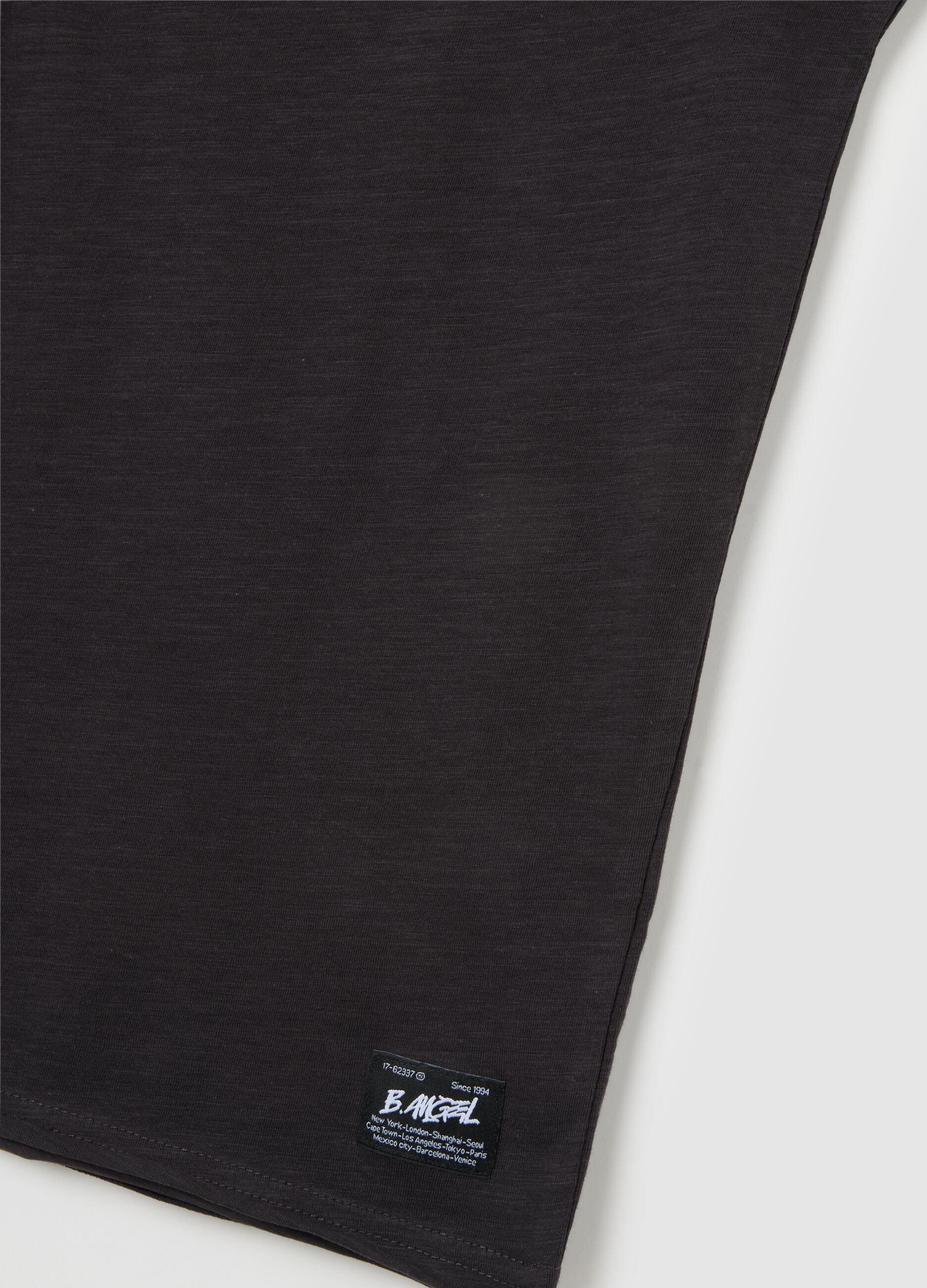 Men’s black top in 100% cotton with regular fit