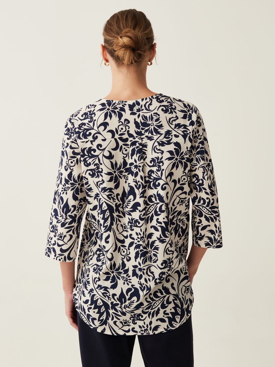 Blusa floreale con maniche a tre quarti_2