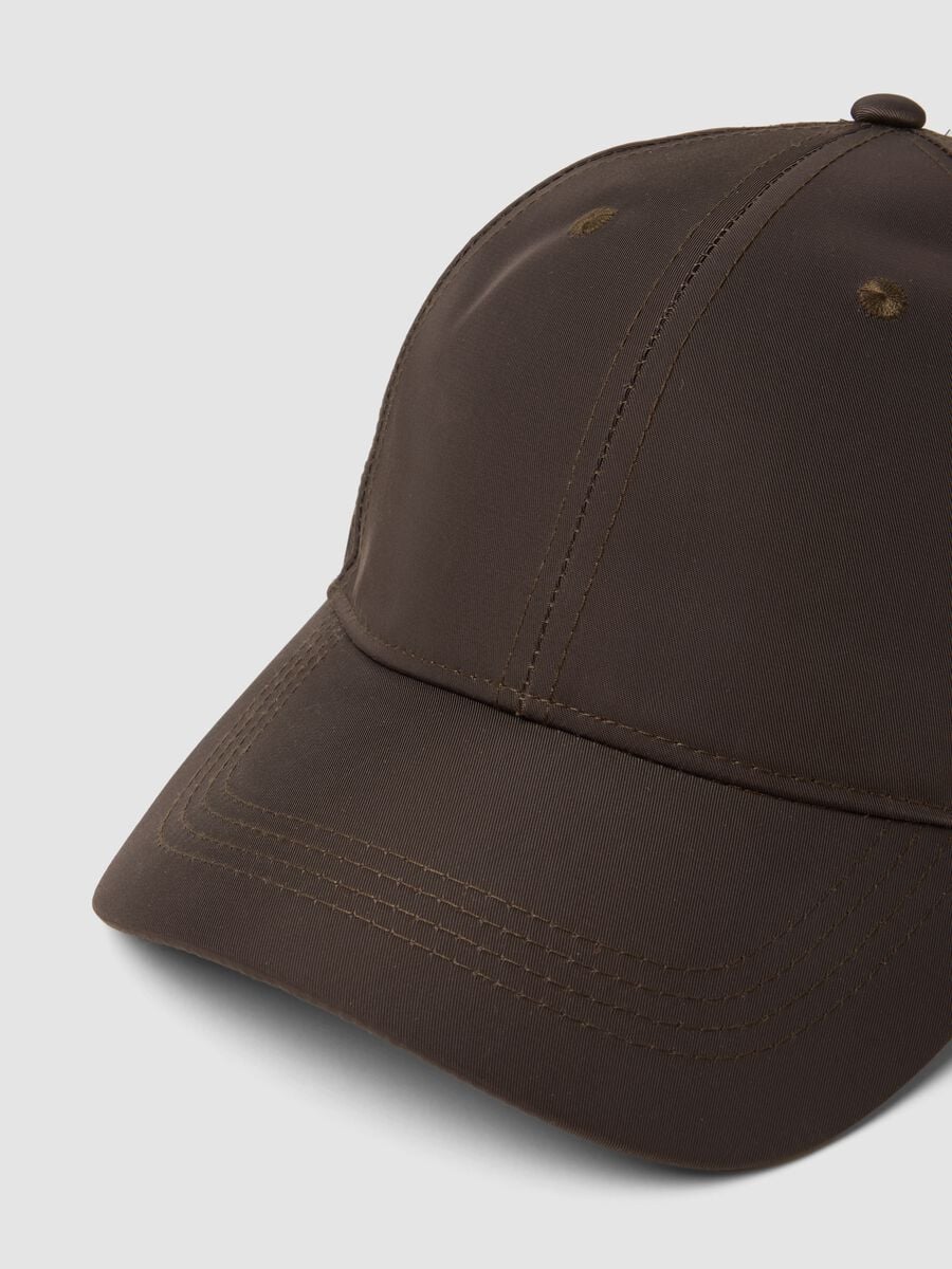Cappello marrone con visiera curva_2