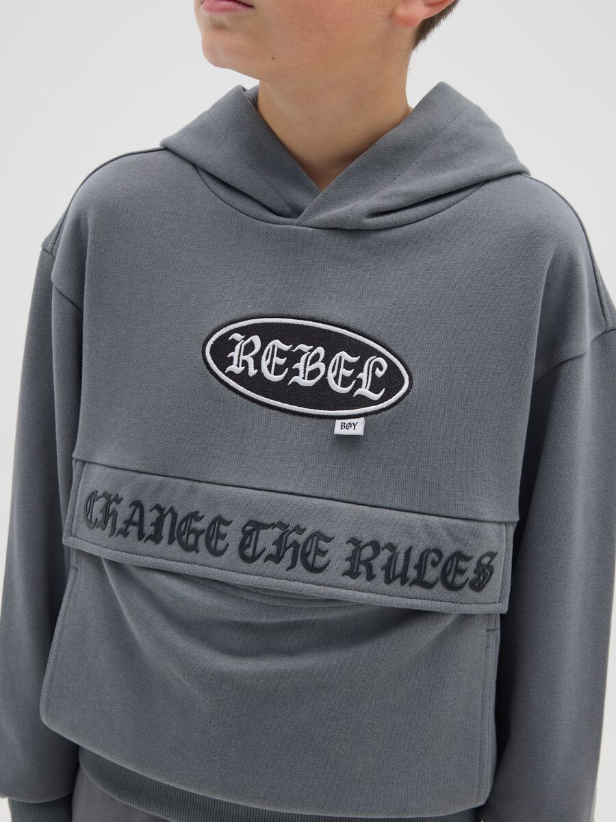 Felpa grigia con cappuccio da ragazzo in puro cotone_2