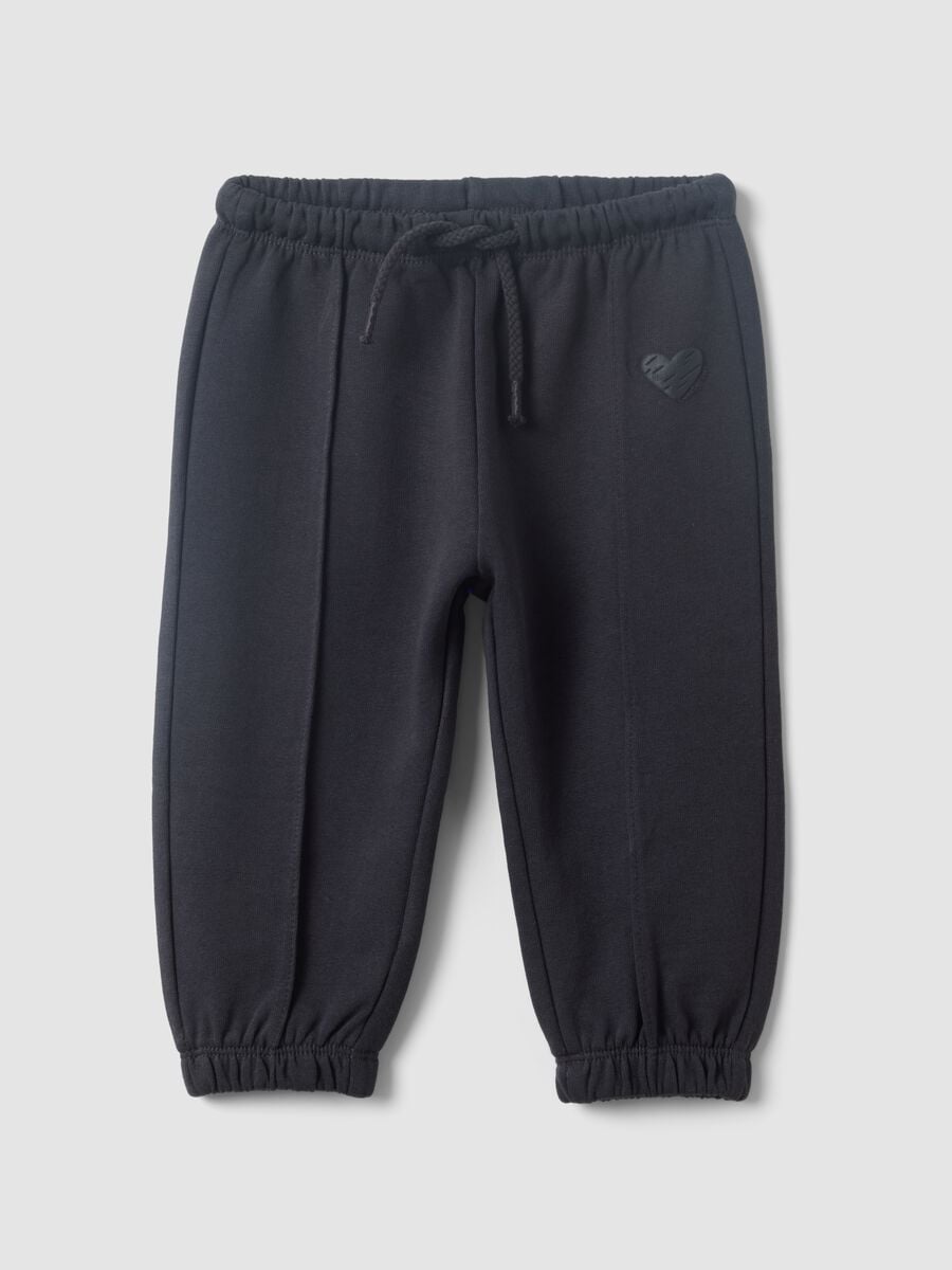 Pantaloni jogger neri in puro cotone con stampa cuore comfort fit per bimba_0