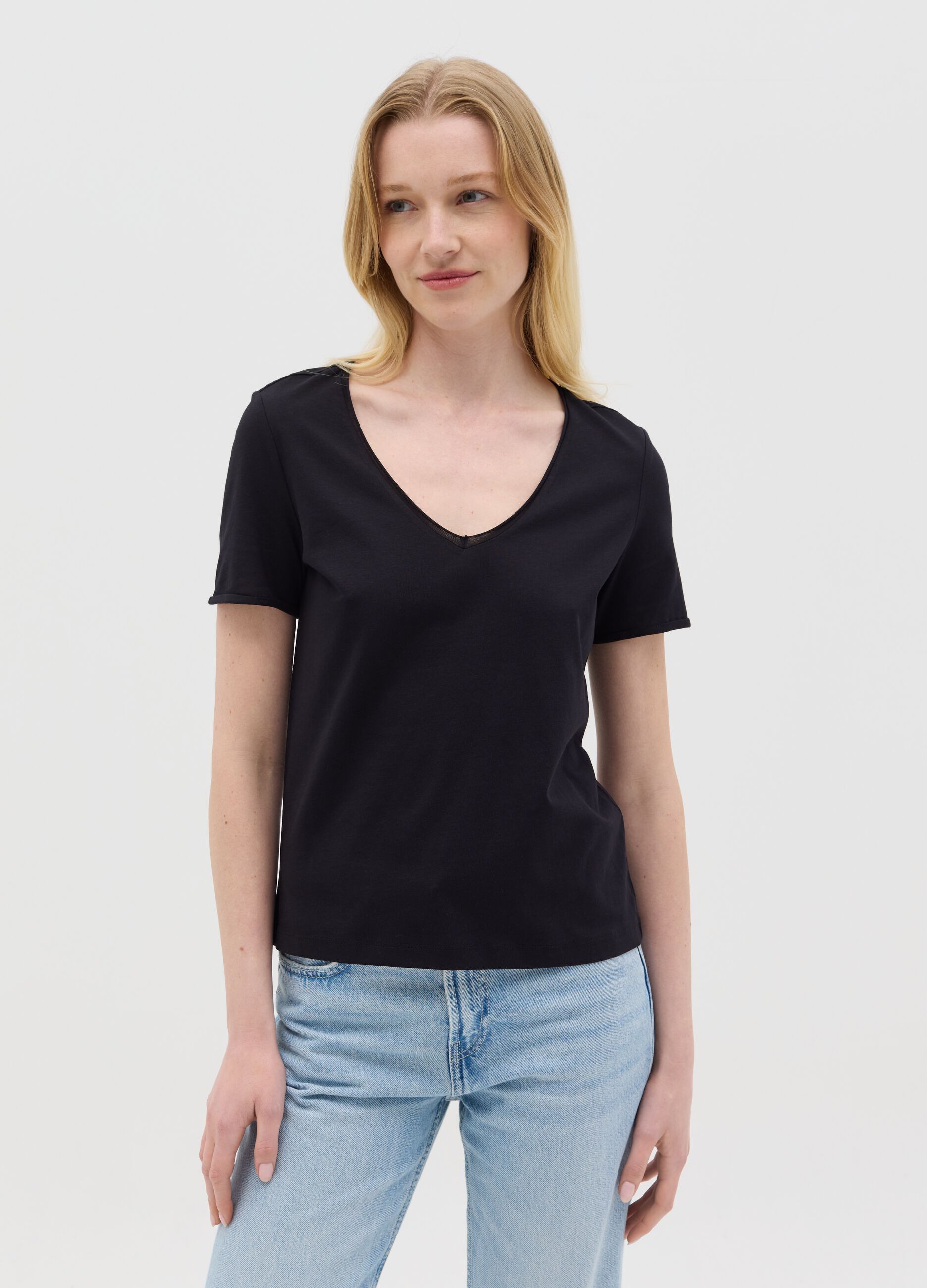 Black T-shirt in organic cotton with V neck