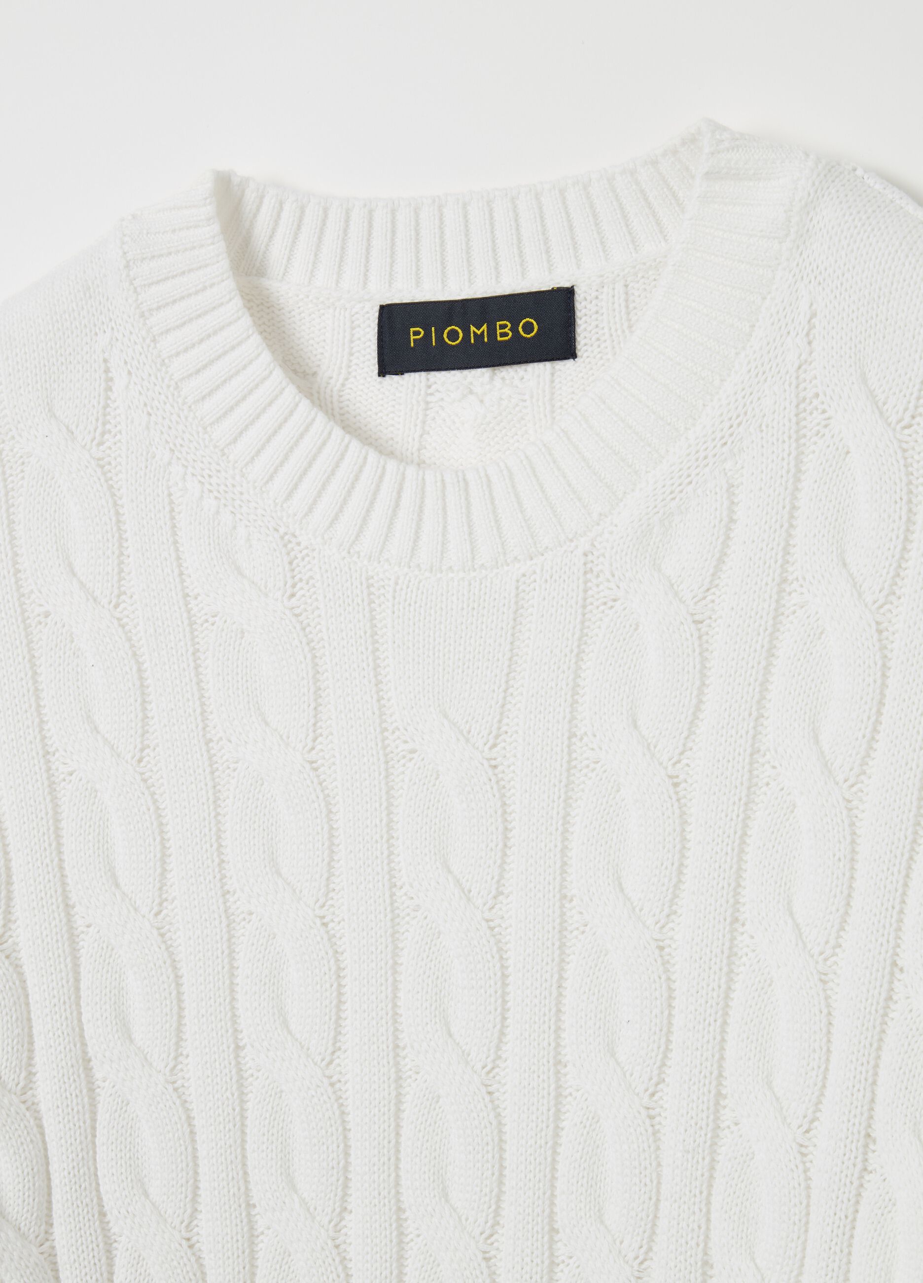 Pullover con lavorazione a treccia