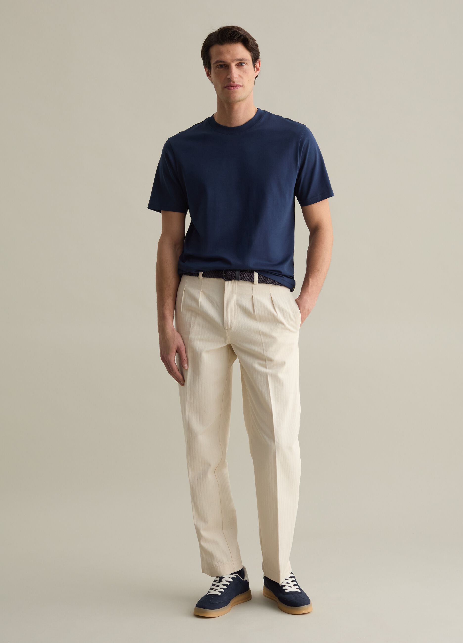 Plain cotton T-shirt with round neck.
