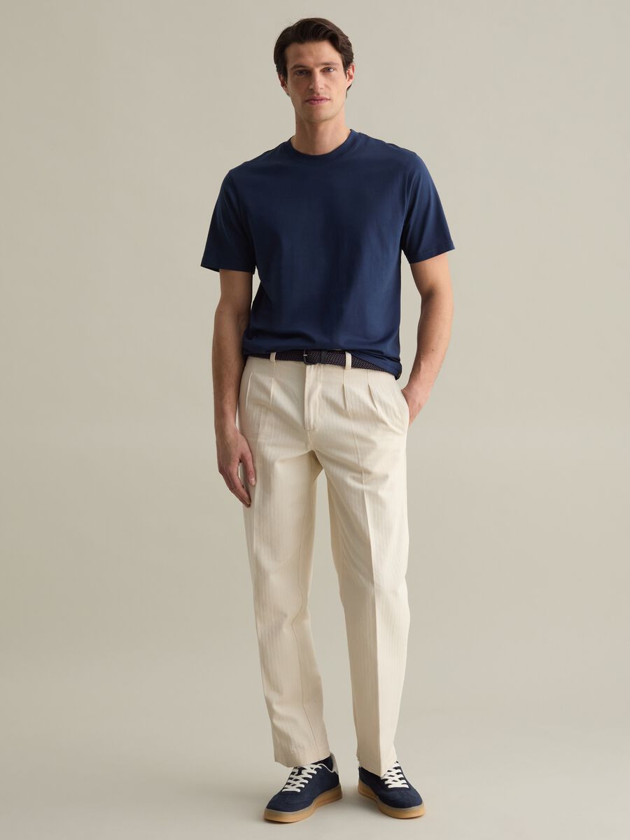 Plain cotton T-shirt with round neck._1