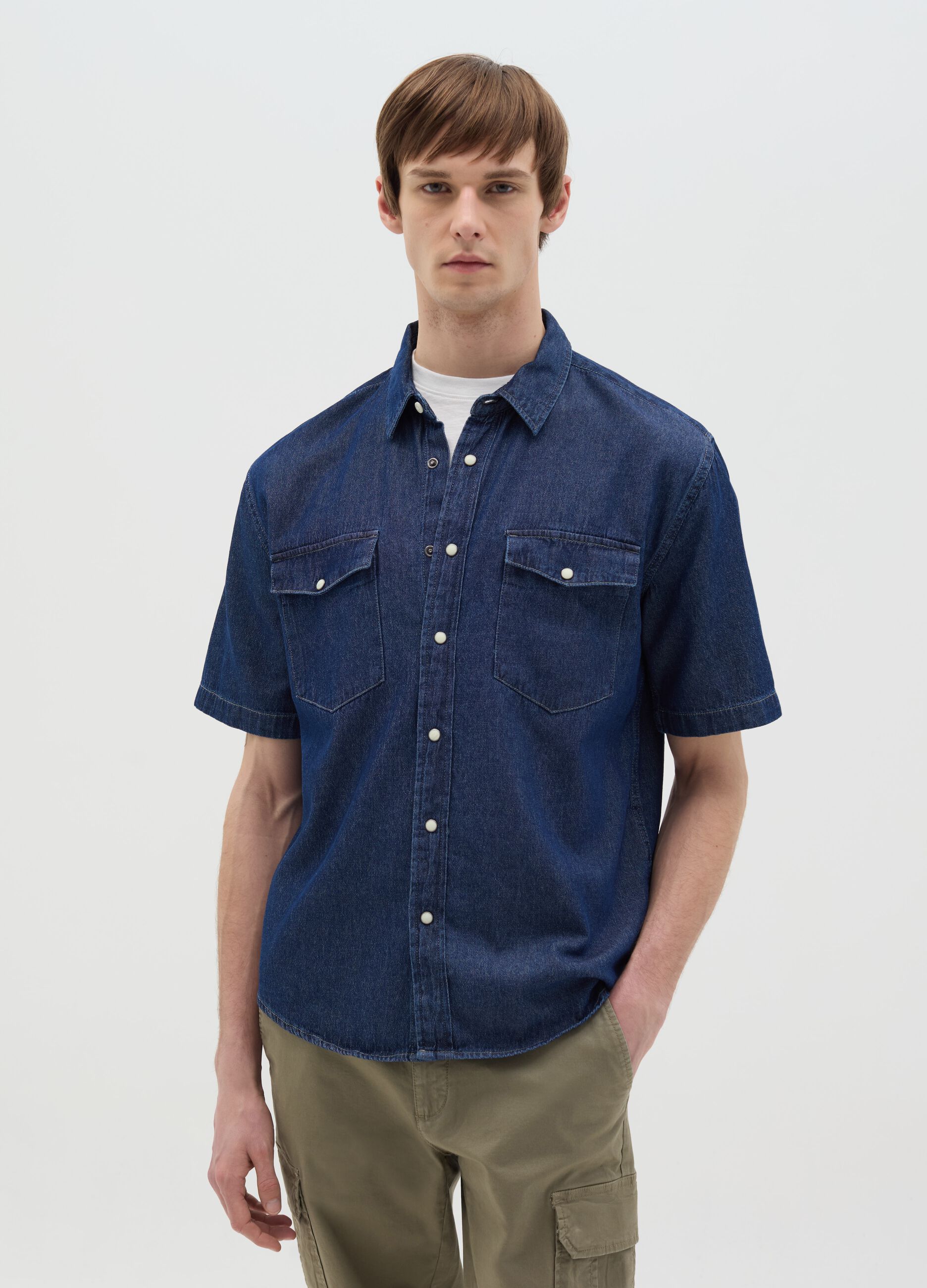 Short-sleeved shirt in denim with pockets