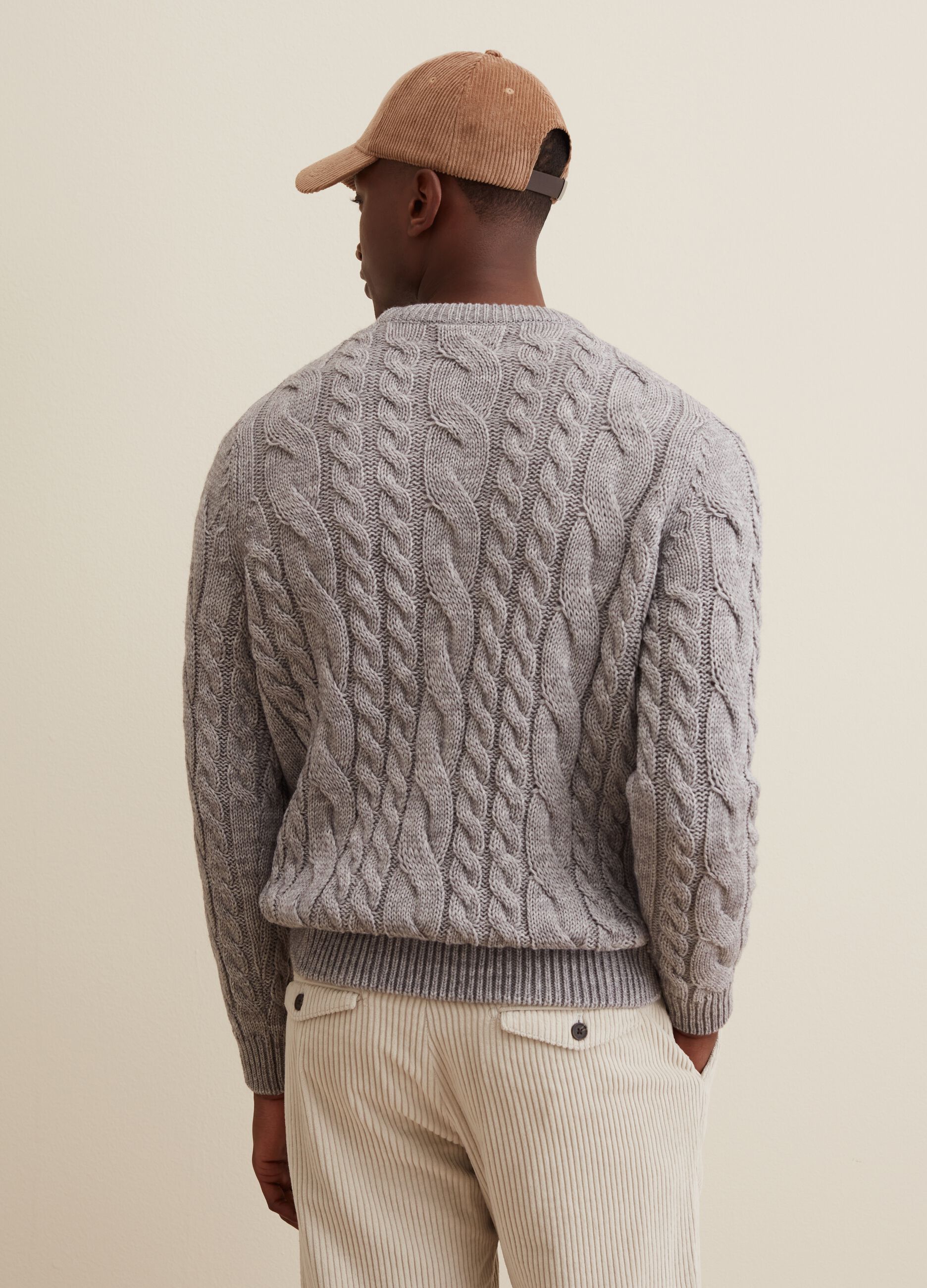 Pullover girocollo con lavorazione a trecce_2