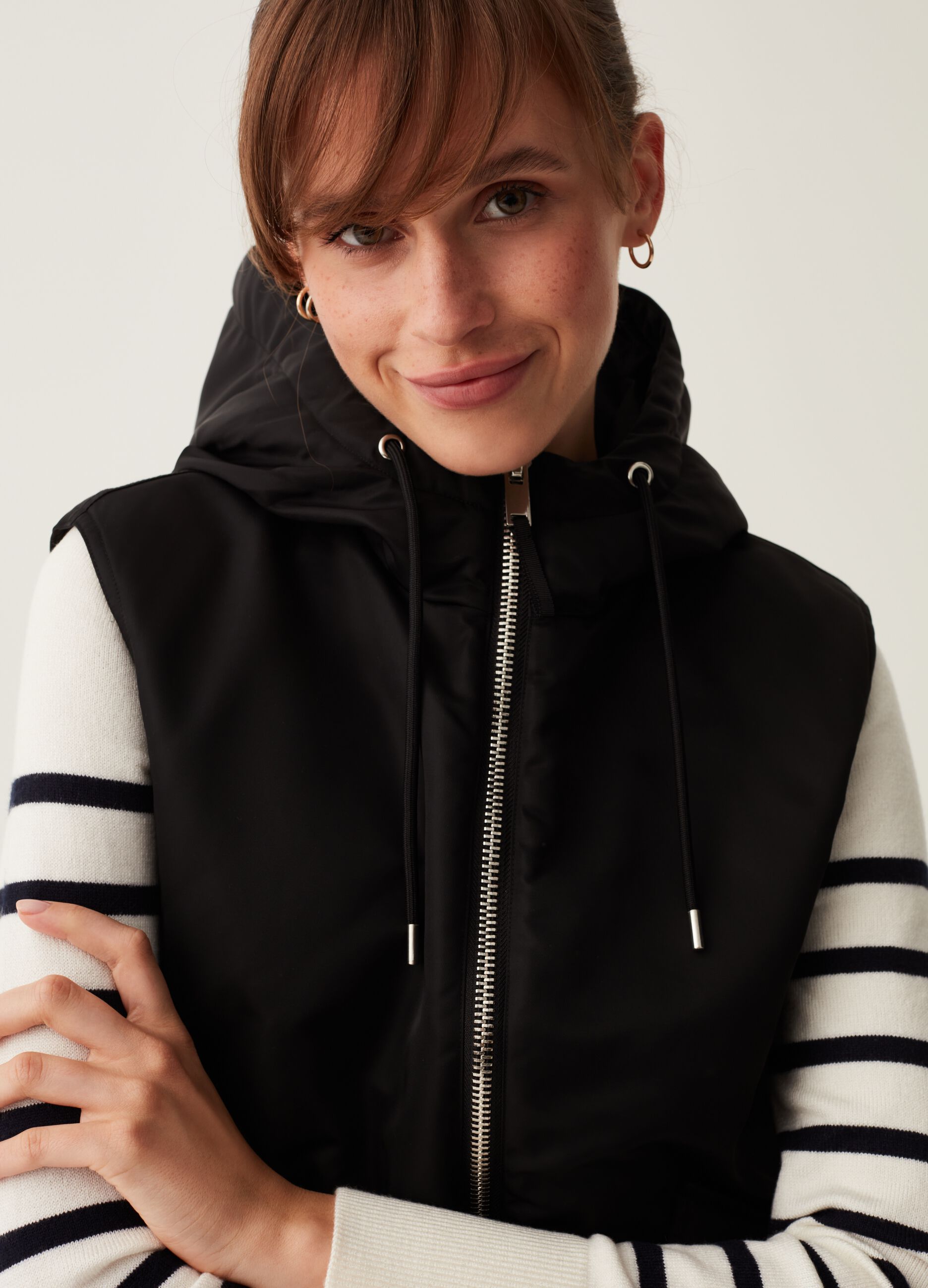 Gilet full-zip con cappuccio_1