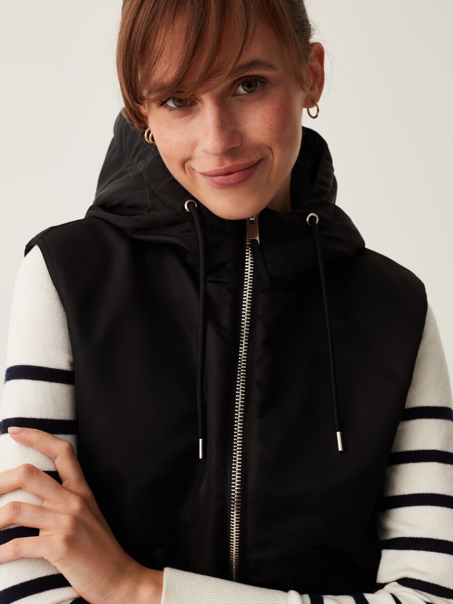 Gilet full-zip con cappuccio_1