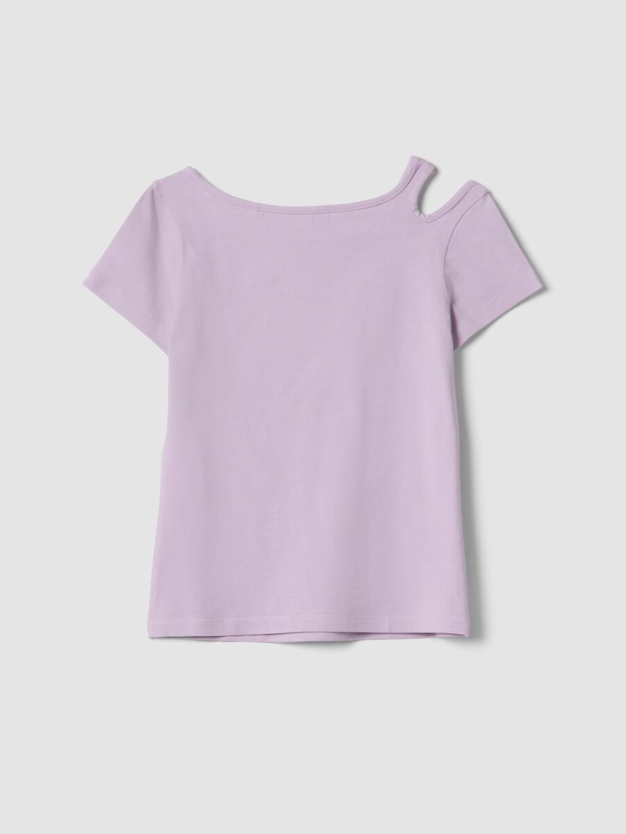 T-shirt viola in cotone organico con spalla scoperta_1