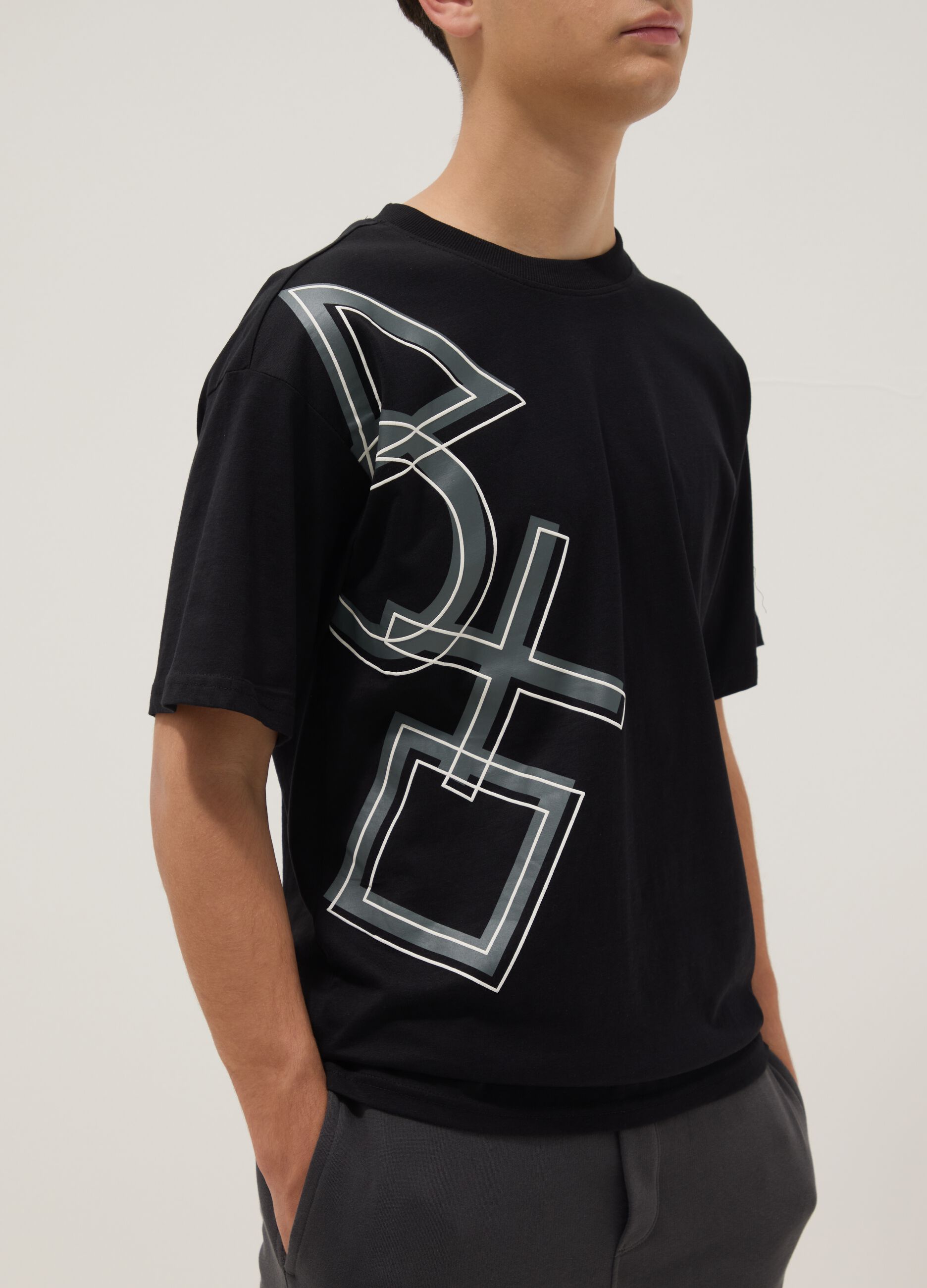 Boys&rsquo; black PlayStation logo T-shirt in 100% cotton, relaxed fit
