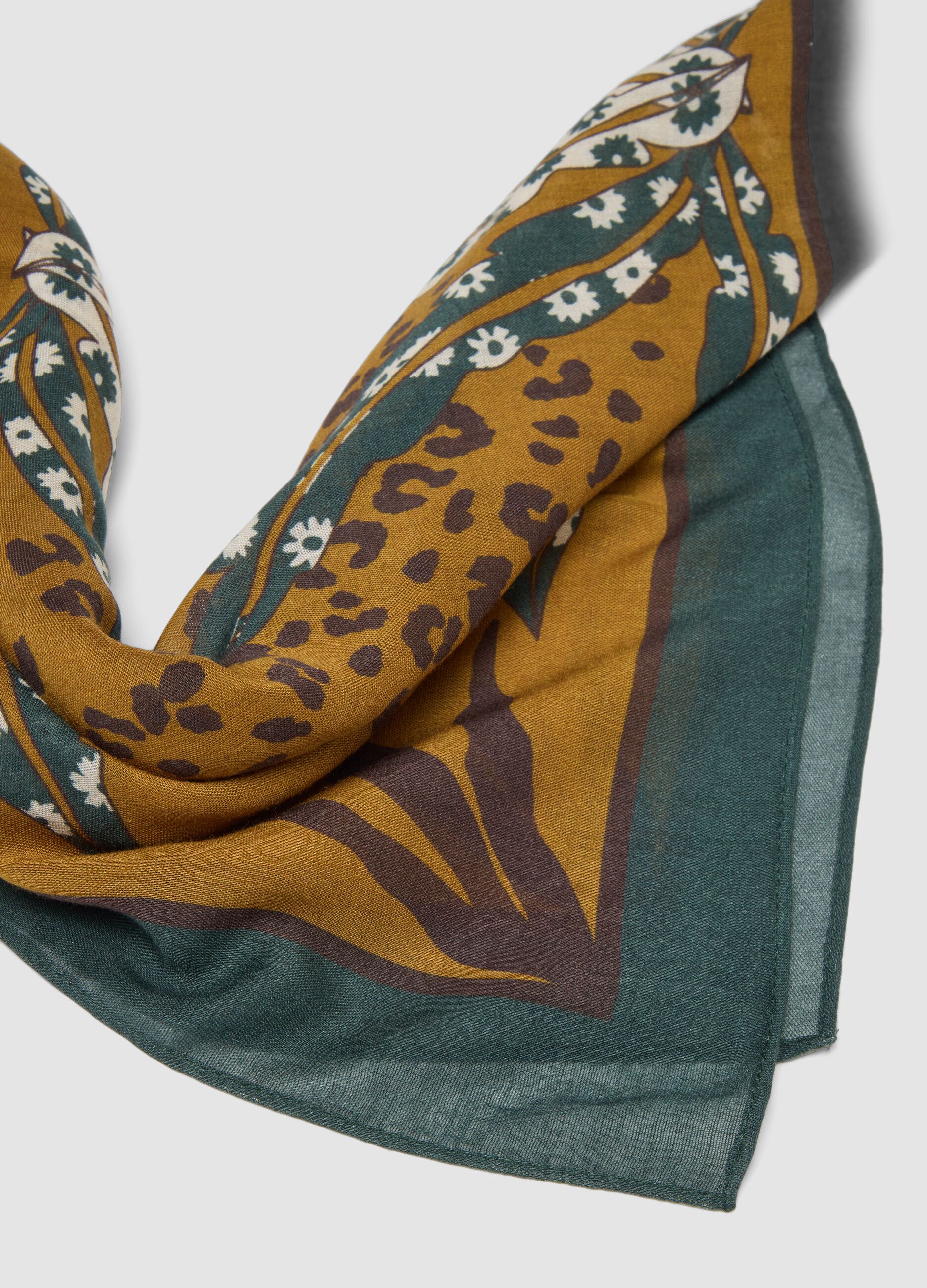 Foulard verde in misto viscosa e lana con fantasia