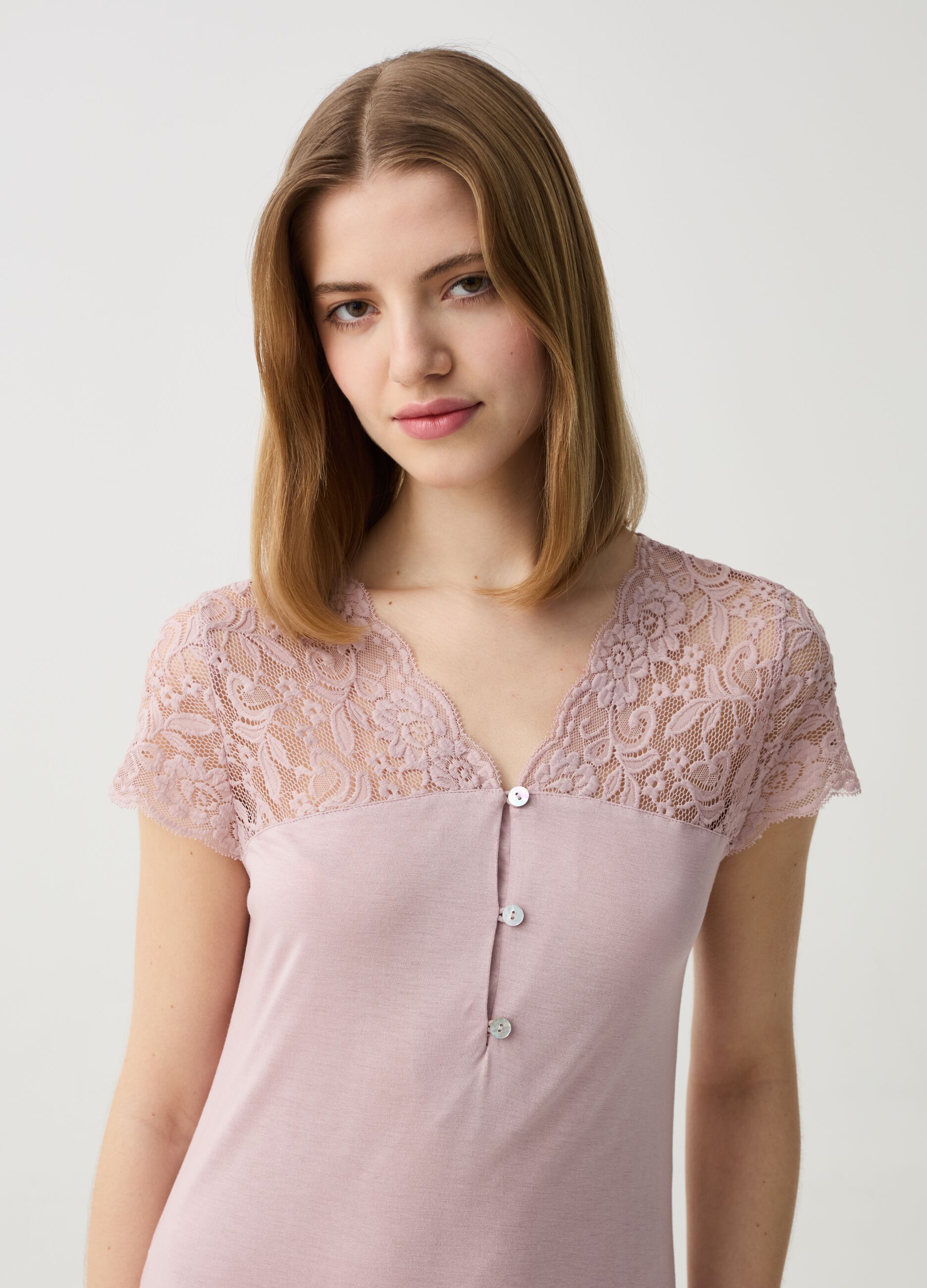 Nightdress with floral lace