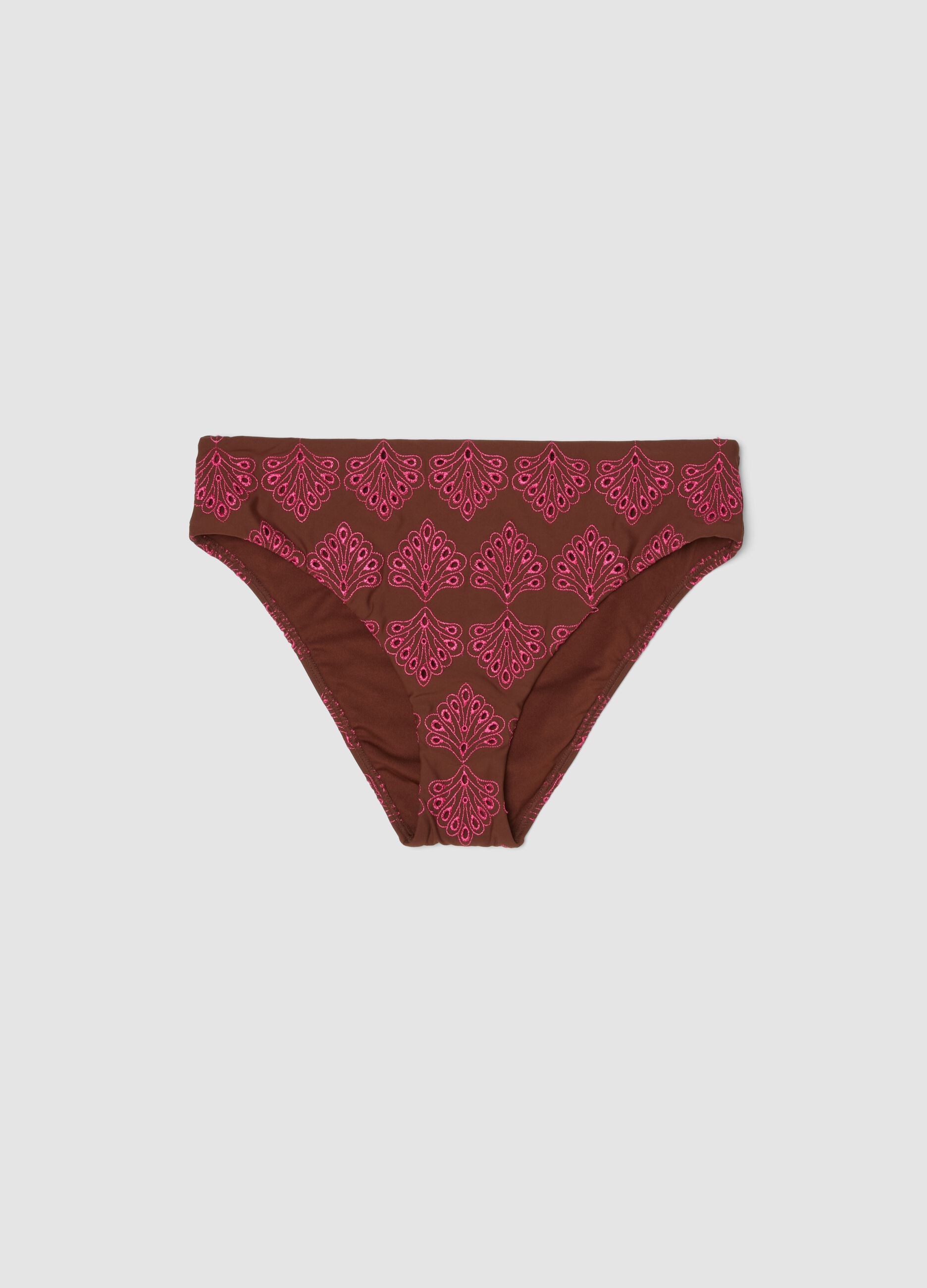 Slip bikini marrone in tessuto elasticizzato ricamato