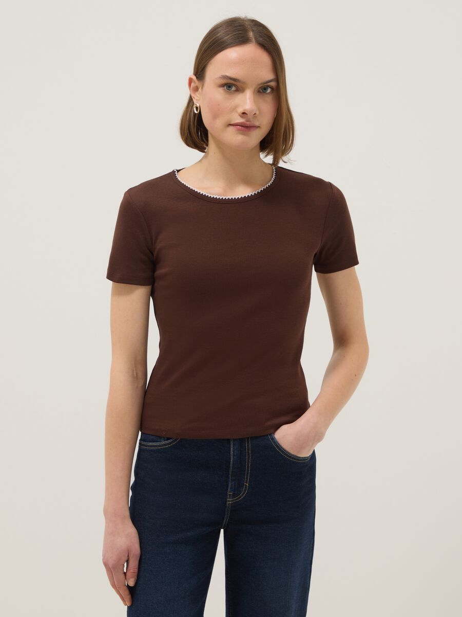 T-shirt in puro cotone marrone  regular fit con cucitura a contrasto_0