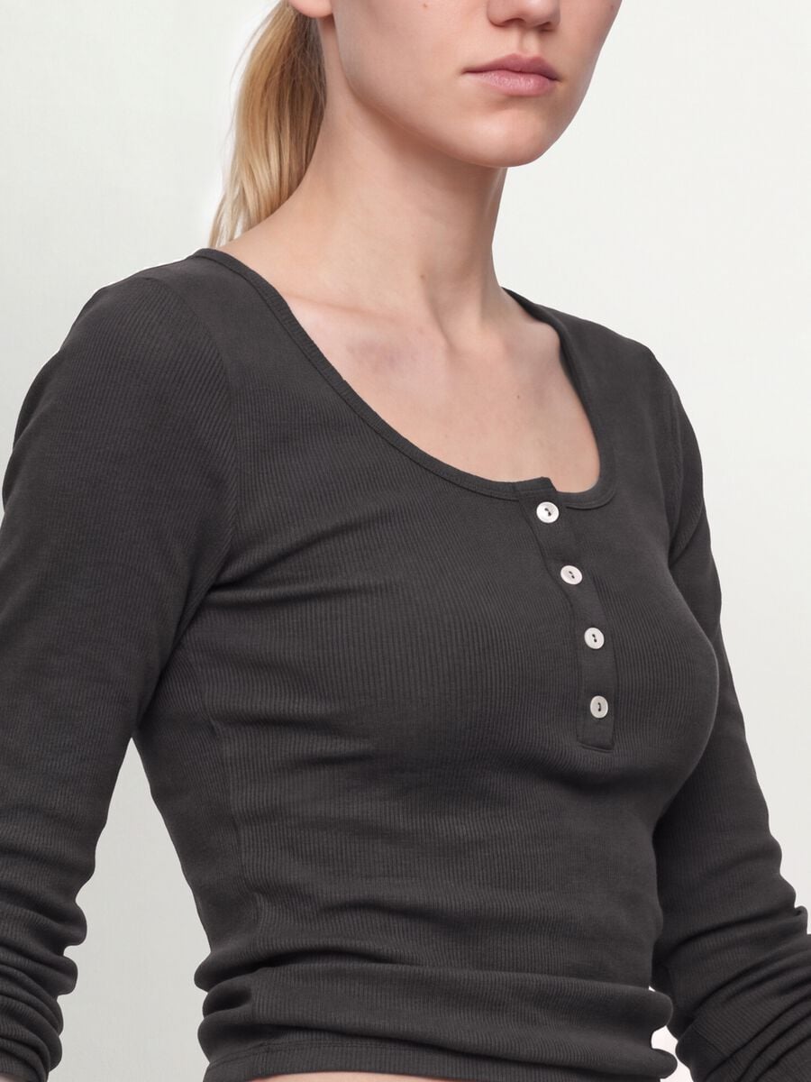T-shirt nera in viscosa elasticizzata con girocollo_2