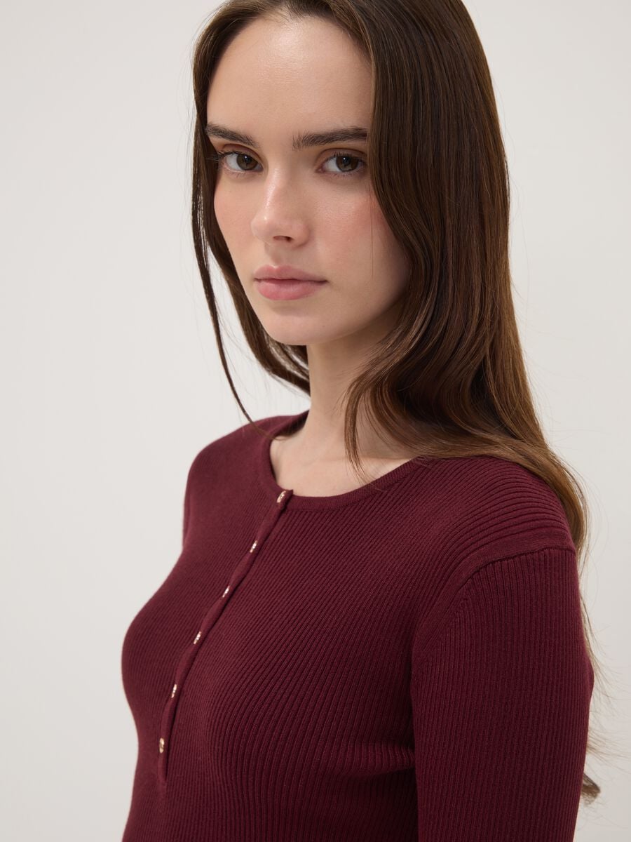 Maglia rossa in misto viscosa a costine con bottoni fitted_0