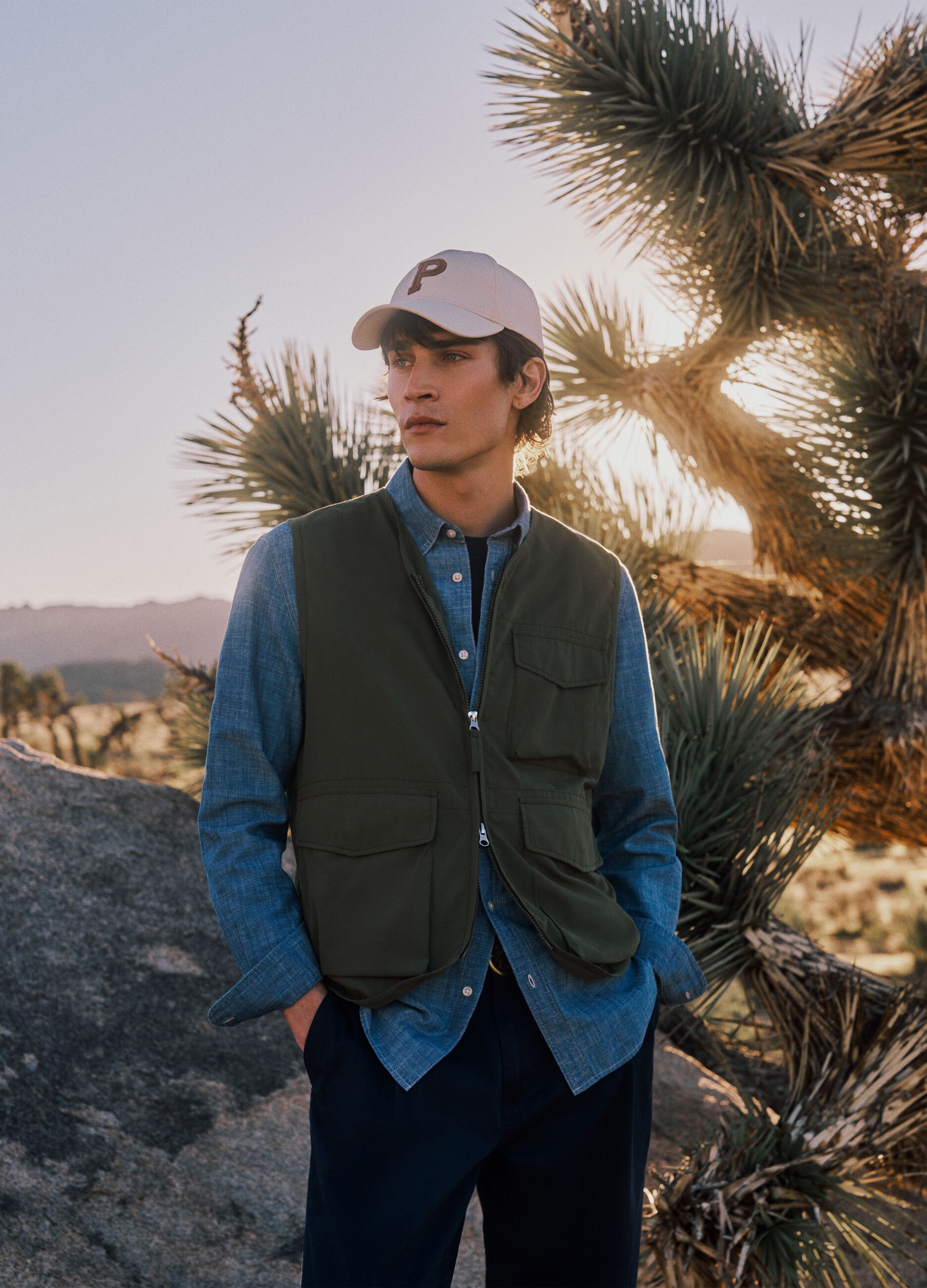 Beige pure cotton cap with adjustable visor and embroidered P