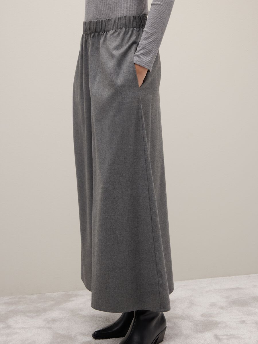 Grey wide-leg trousers with relaxed fit_4