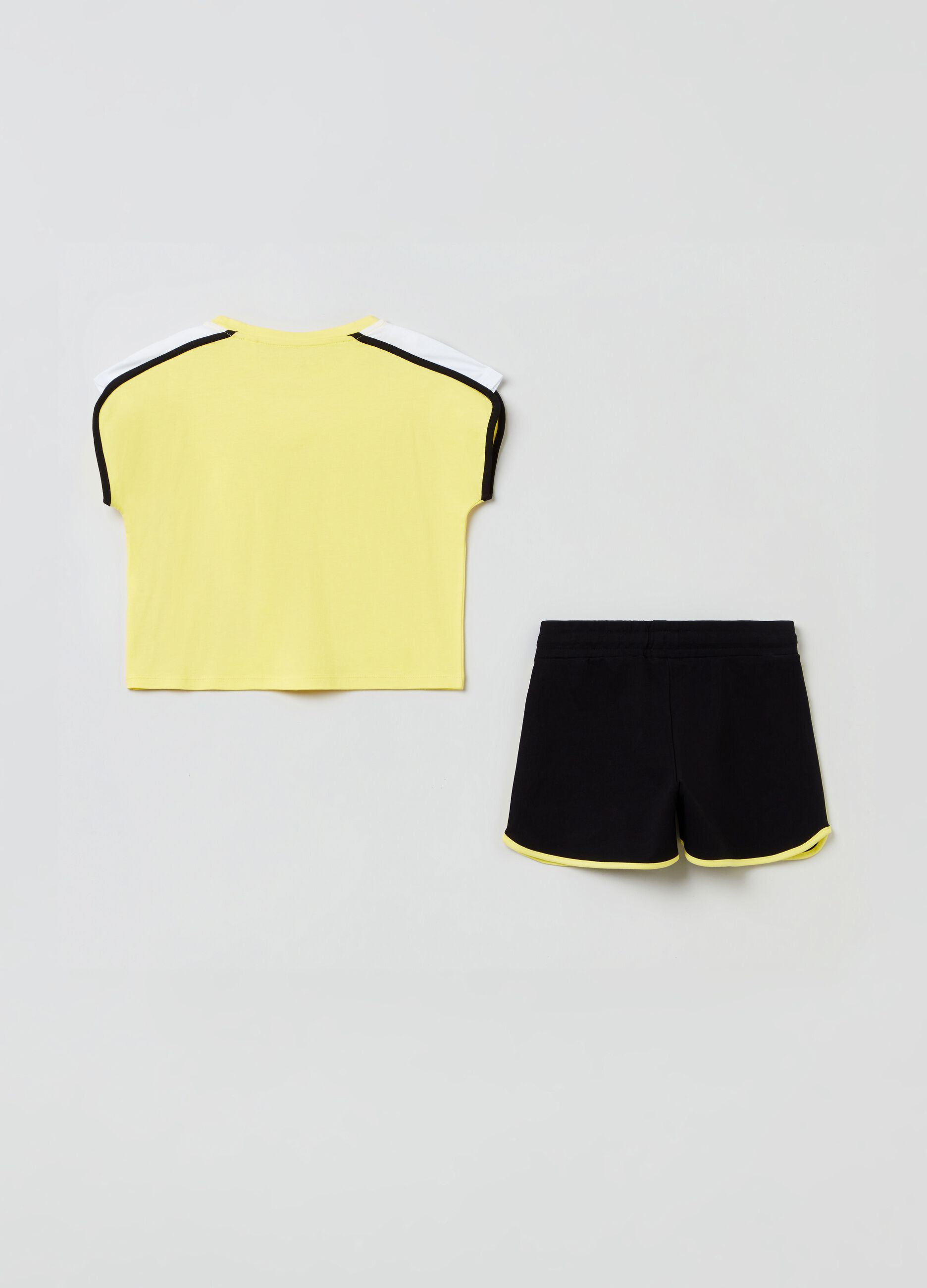 Jogging set t-shirt e shorts con profili a contrasto