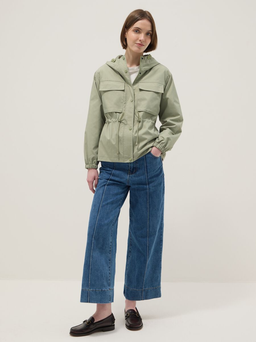 Giacca impermeabile verde regular fit con tasche e cappuccio_2