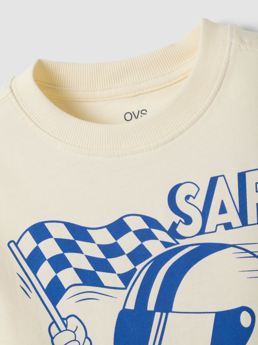 White oversized T-shirt in 100% organic cotton with racing print for boys_2