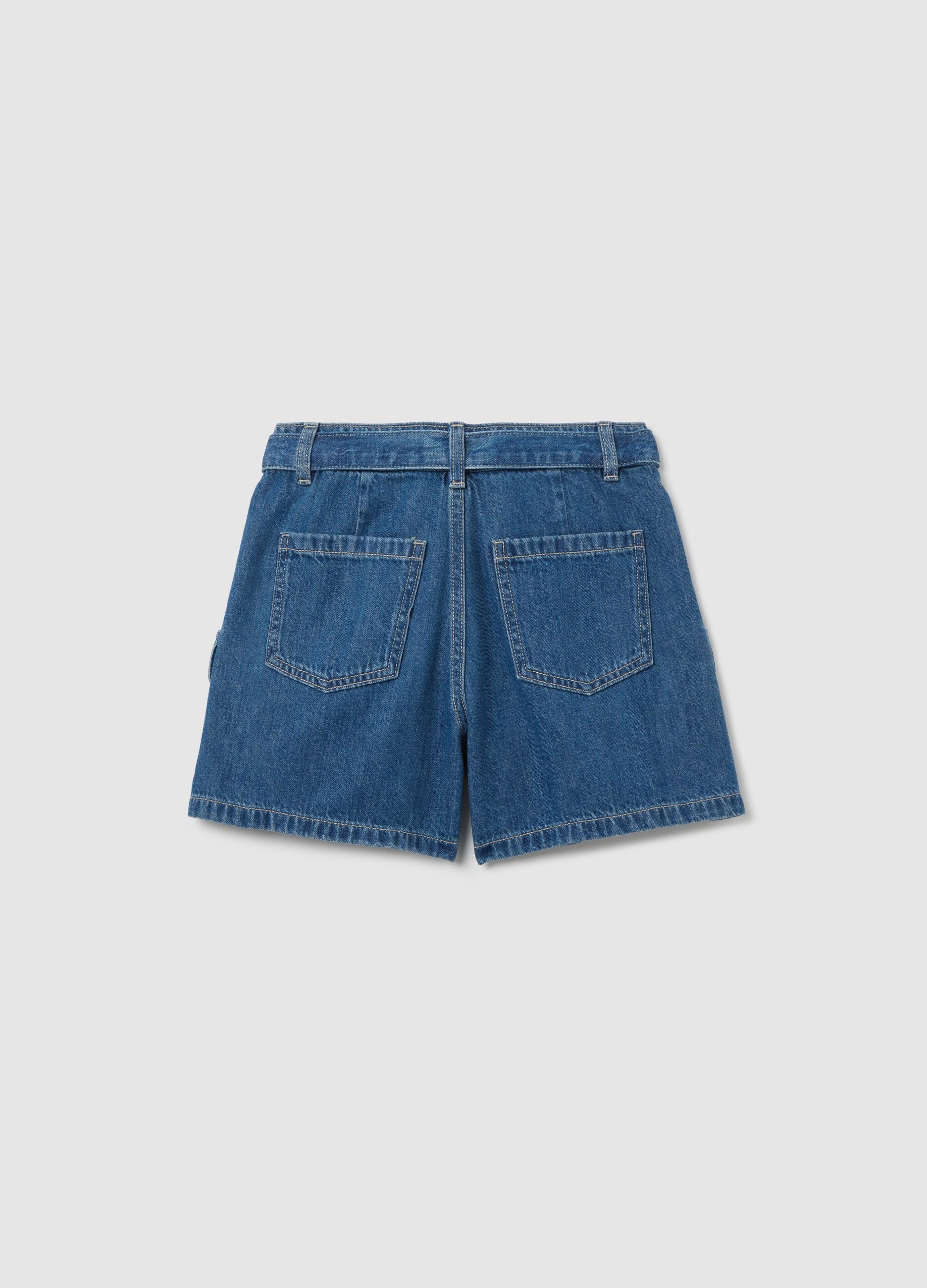 Blue cargo shorts in denim with pockets