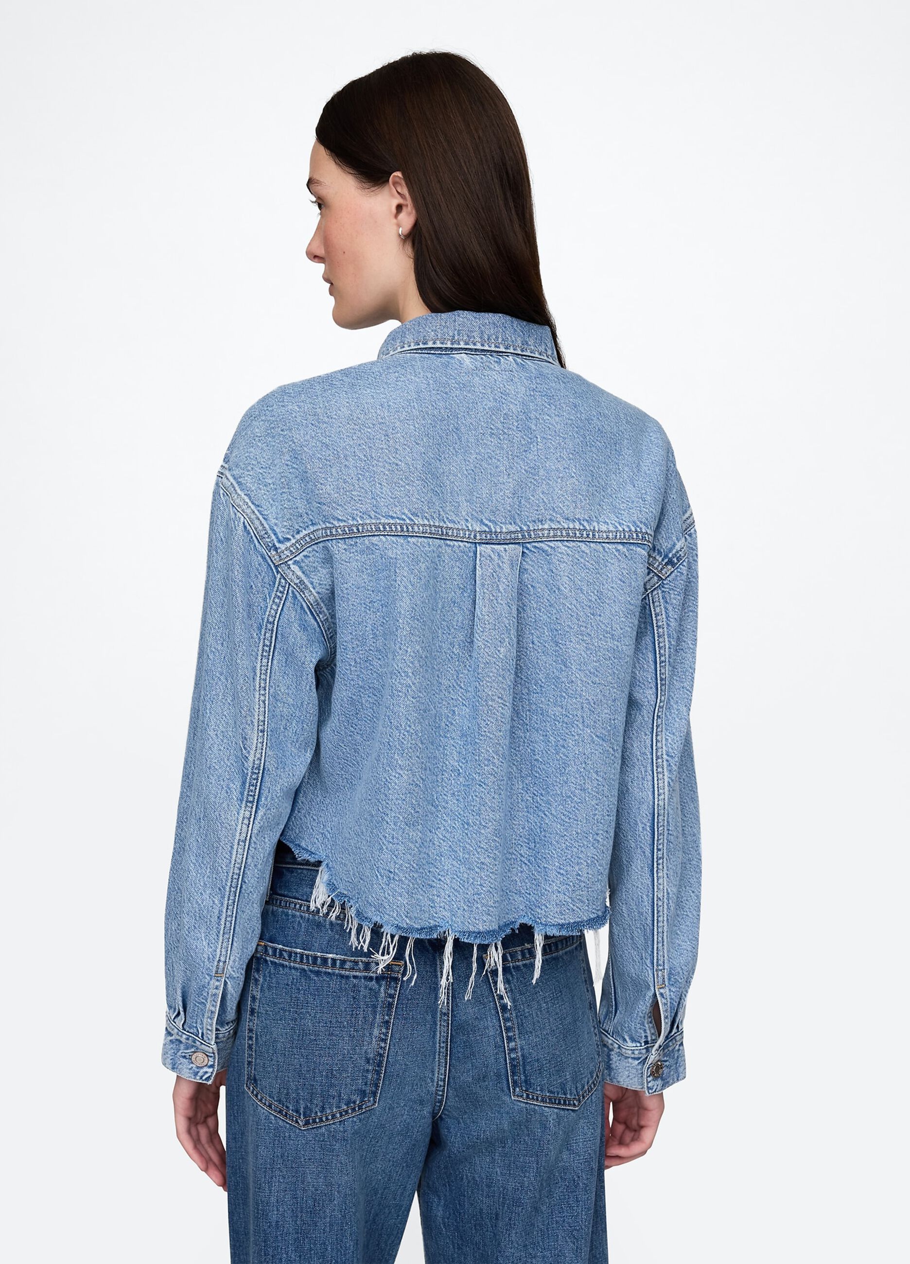 Giacca cropped in denim con bordi sfrangiati