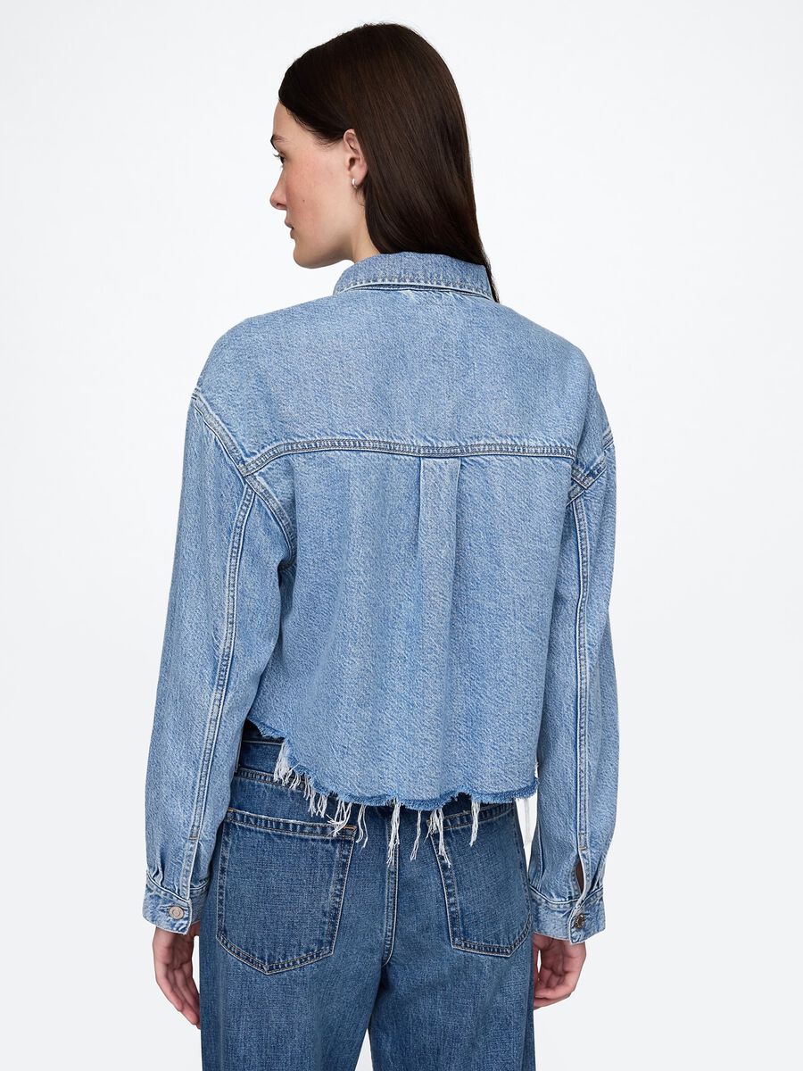 Giacca cropped in denim con bordi sfrangiati_2