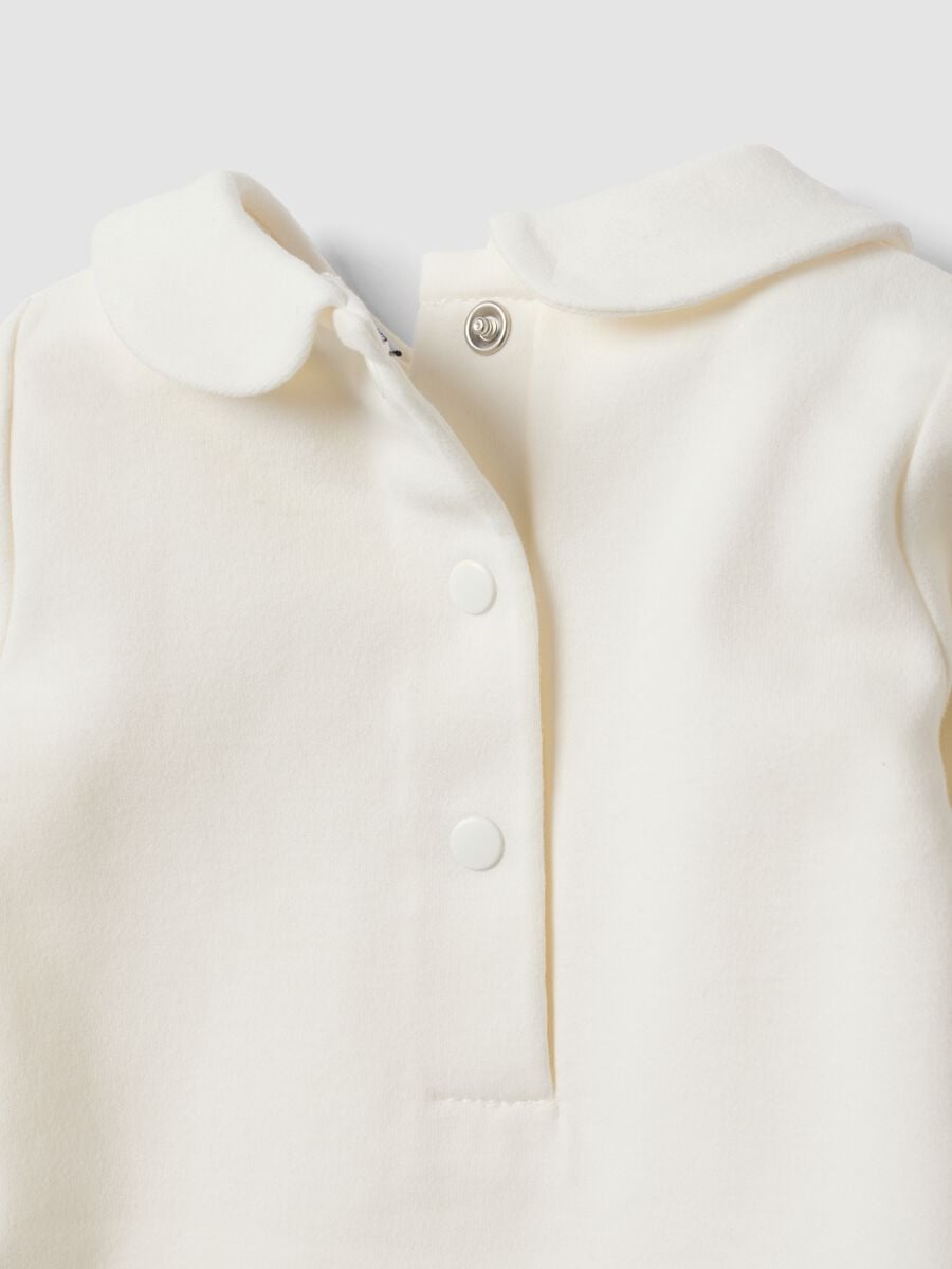 Body bianco in puro cotone organico con ricami floreali per neonata_3