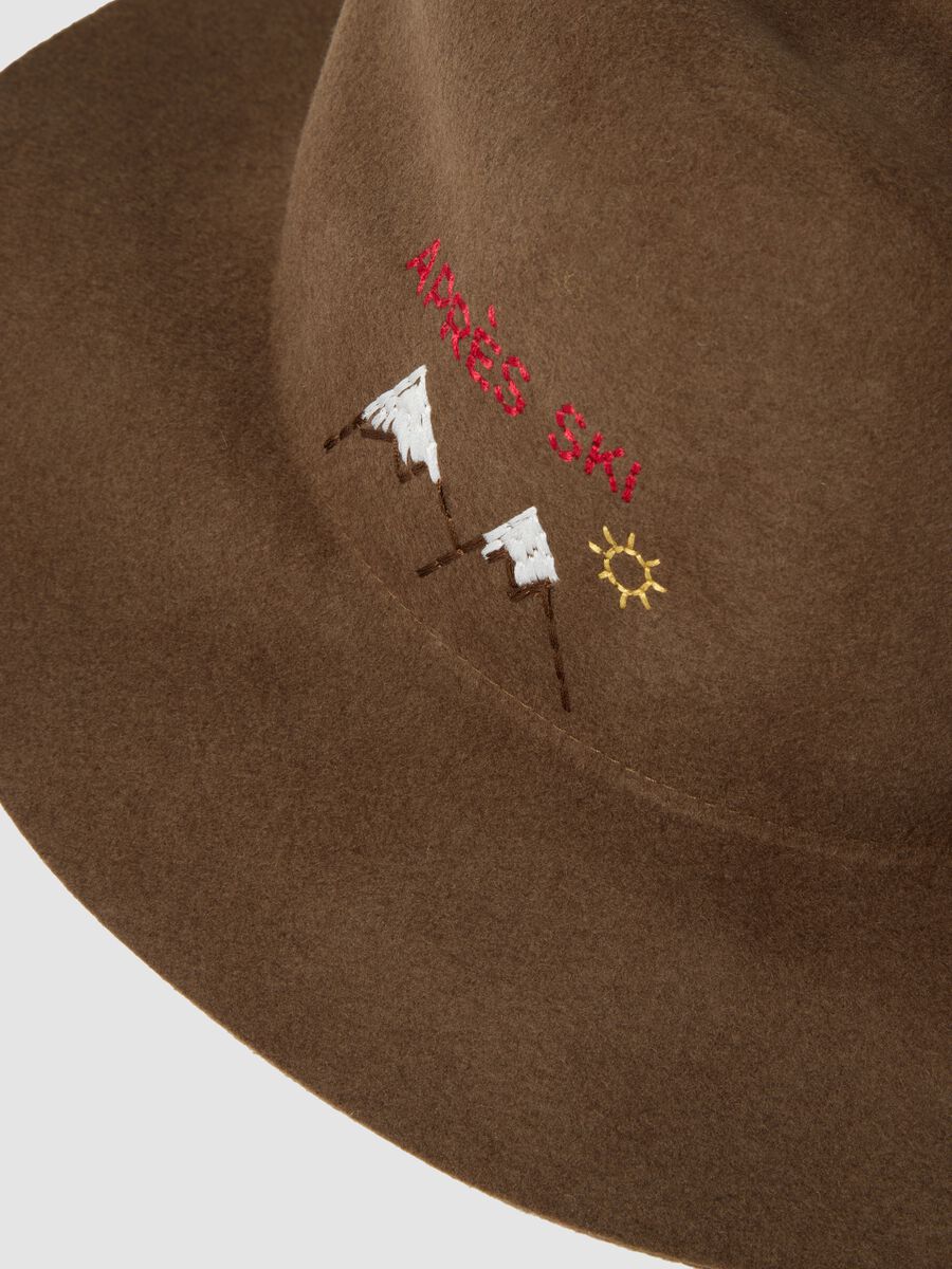 Cappello marrone in pura lana con ricamo a mano_2