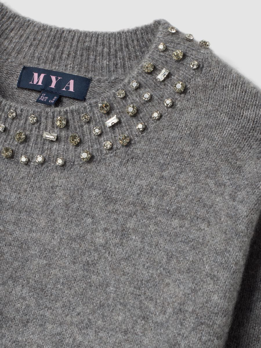 Maglia grigio melange in lana elasticizzata con strass regular fit_1